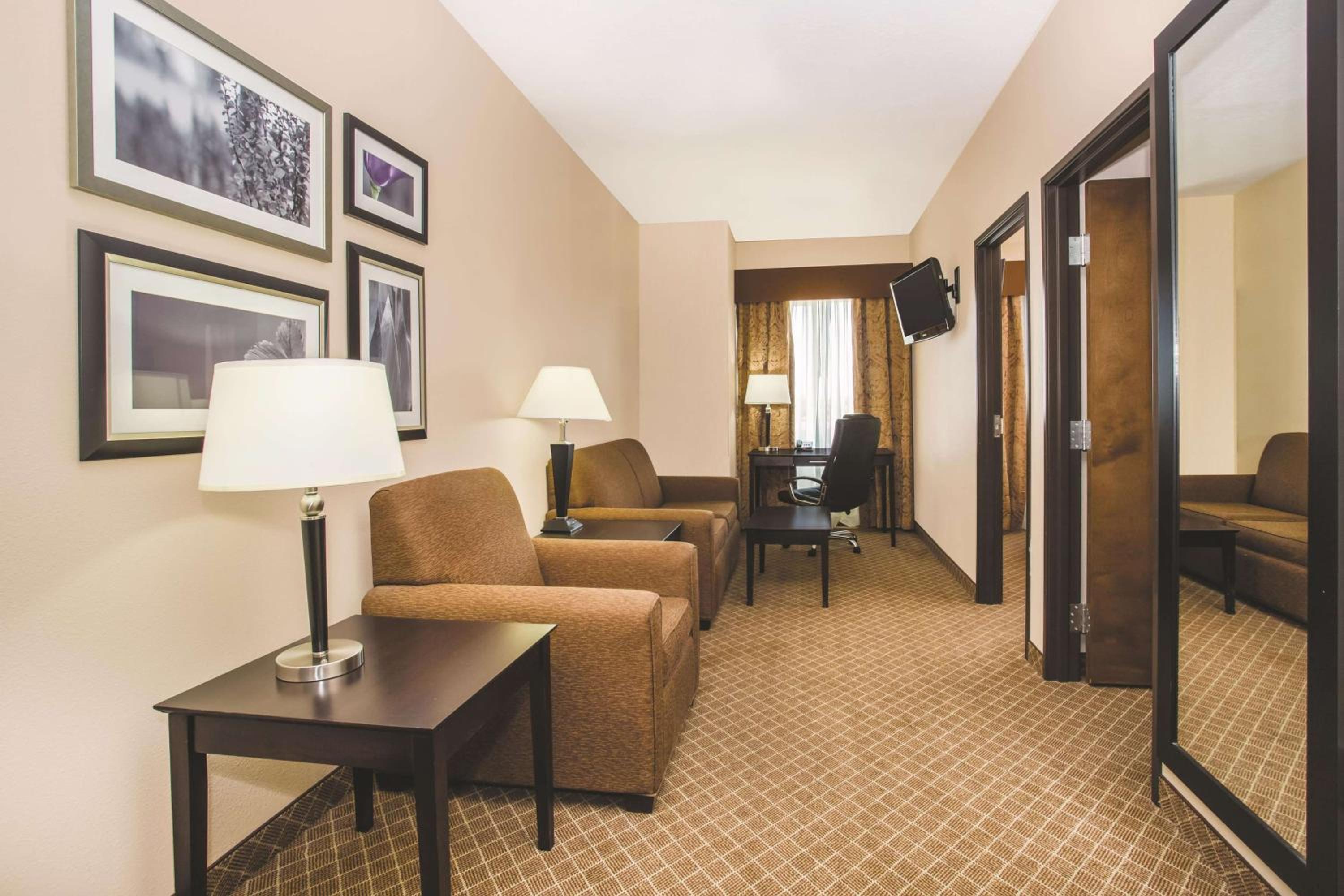 Two-Bedroom Suite - Non-Smoking - Photo 3