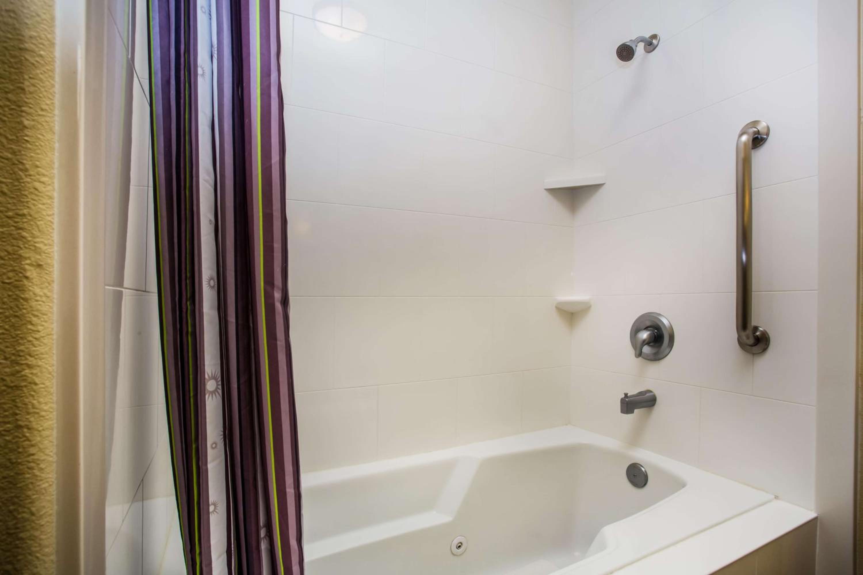 Deluxe Queen Room with Two Queen Beds - Non-Smoking - Photo 2