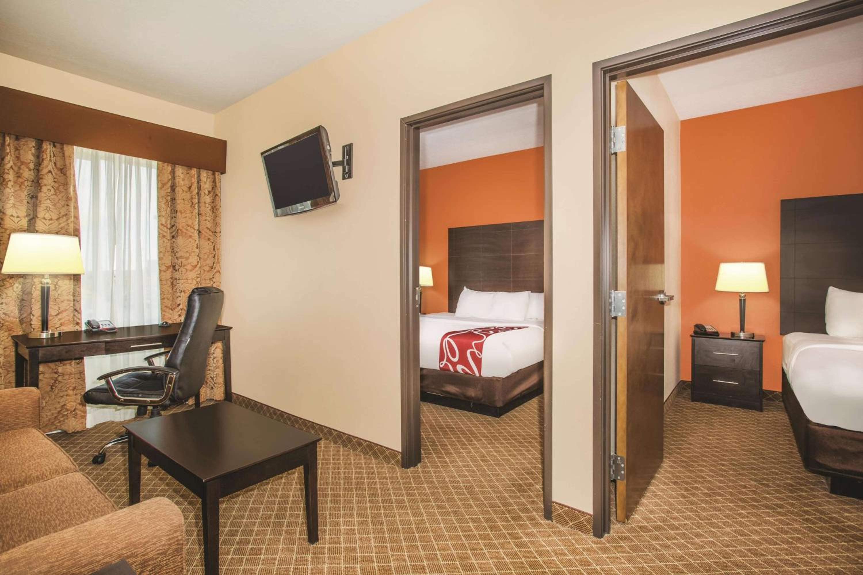 Two-Bedroom Suite - Non-Smoking - Photo 4