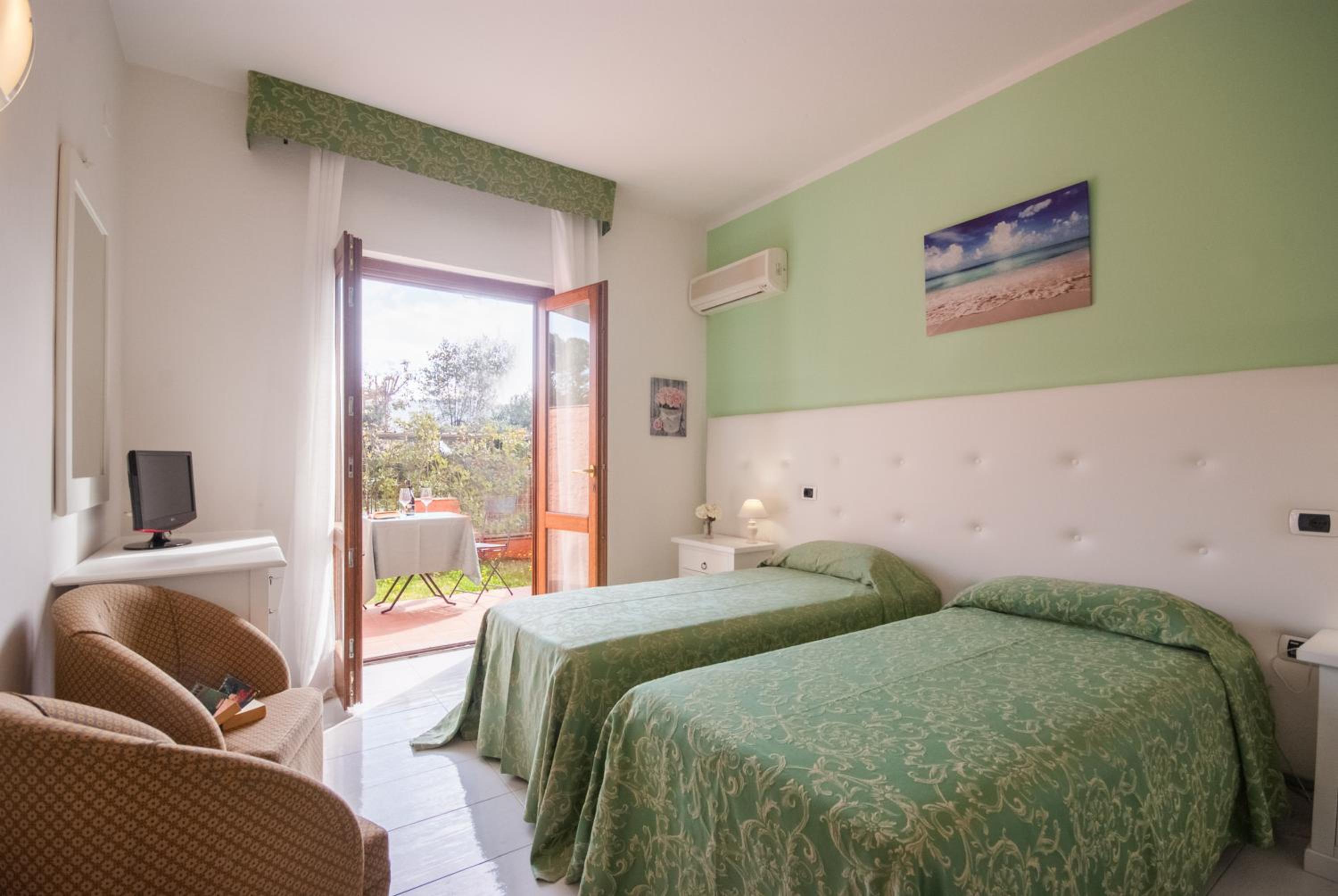 Basic Double Room photo 3