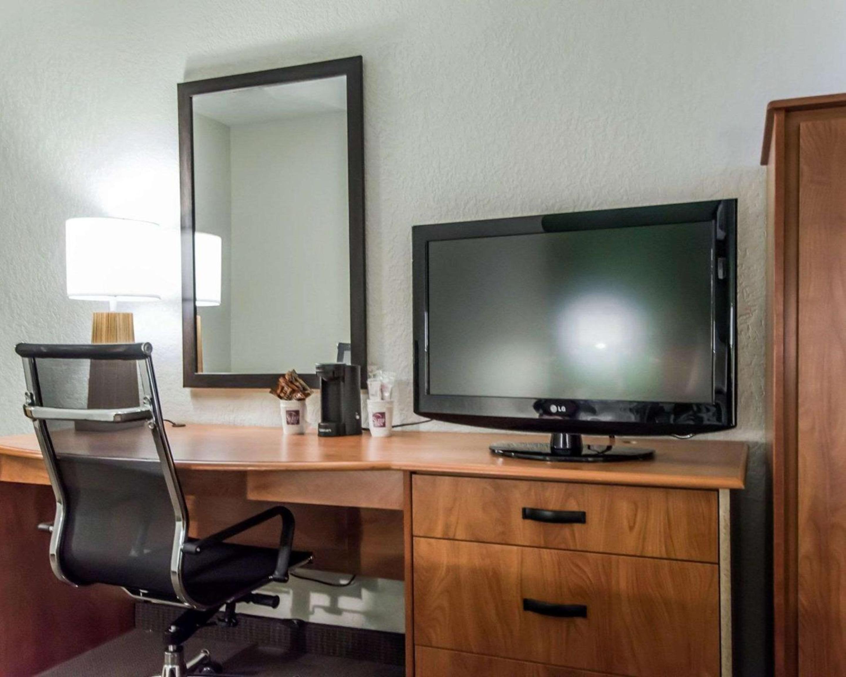 King Room - Non-Smoking - Photo 4