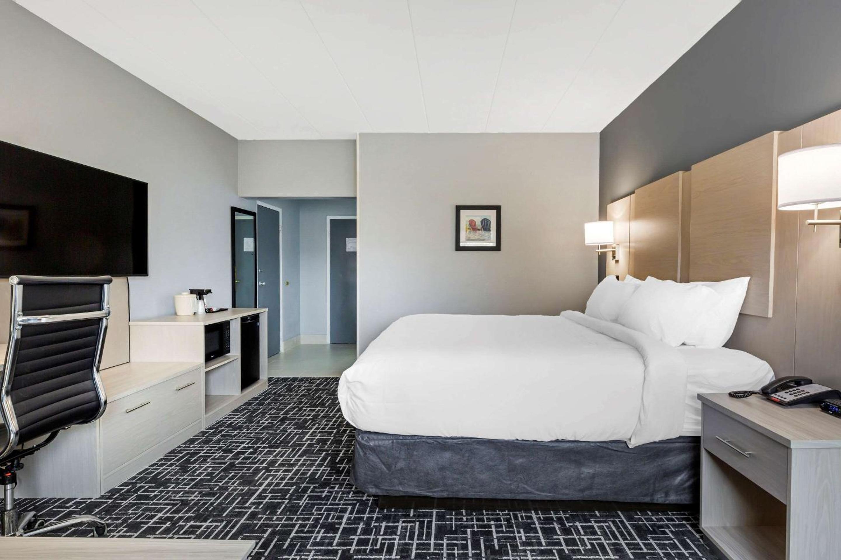 Deluxe King Room with Sofa - Non-Smoking/No Elevator Access