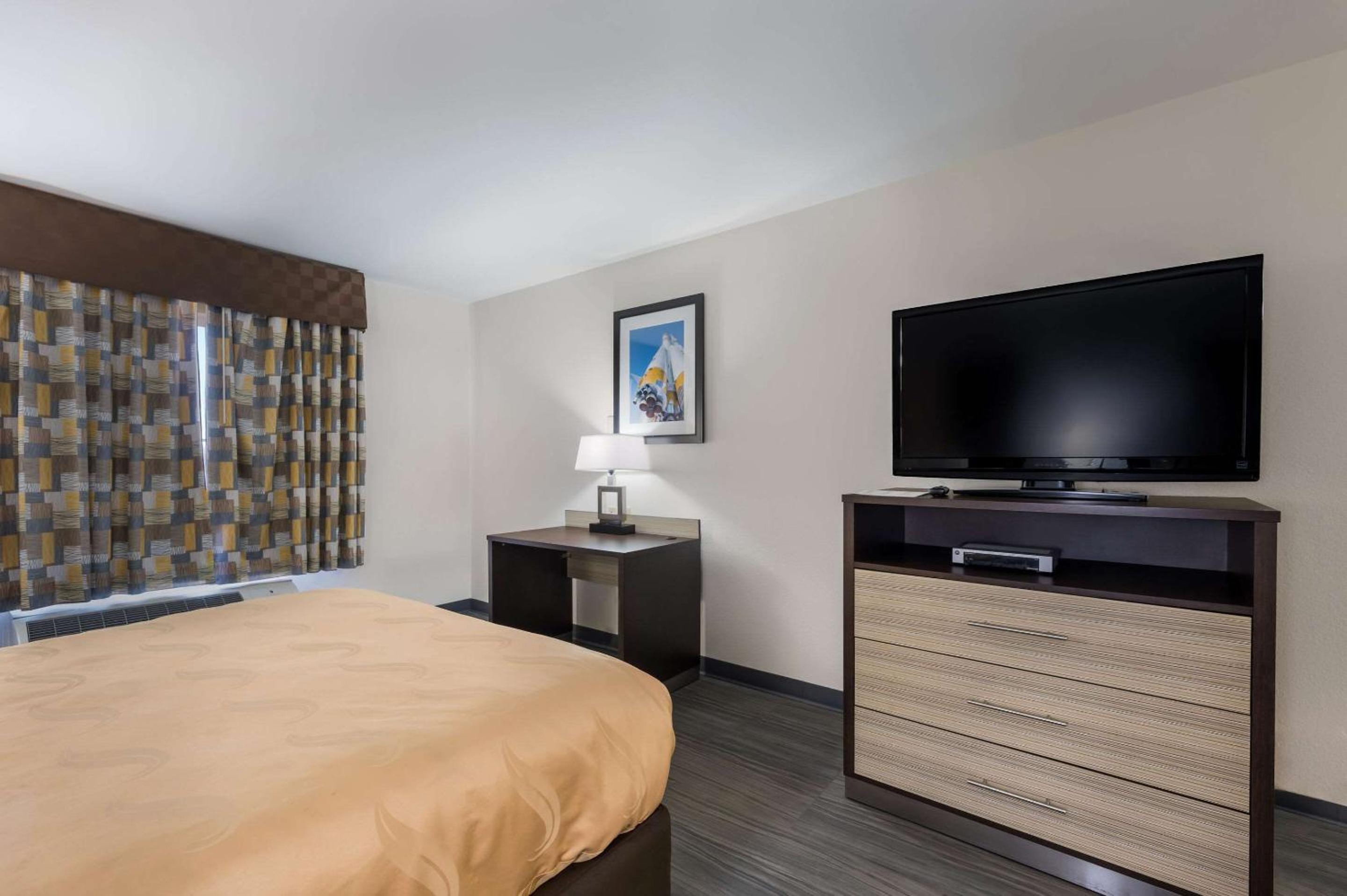 Queen Room with Two Queen Beds - Non-Smoking - Photo 1
