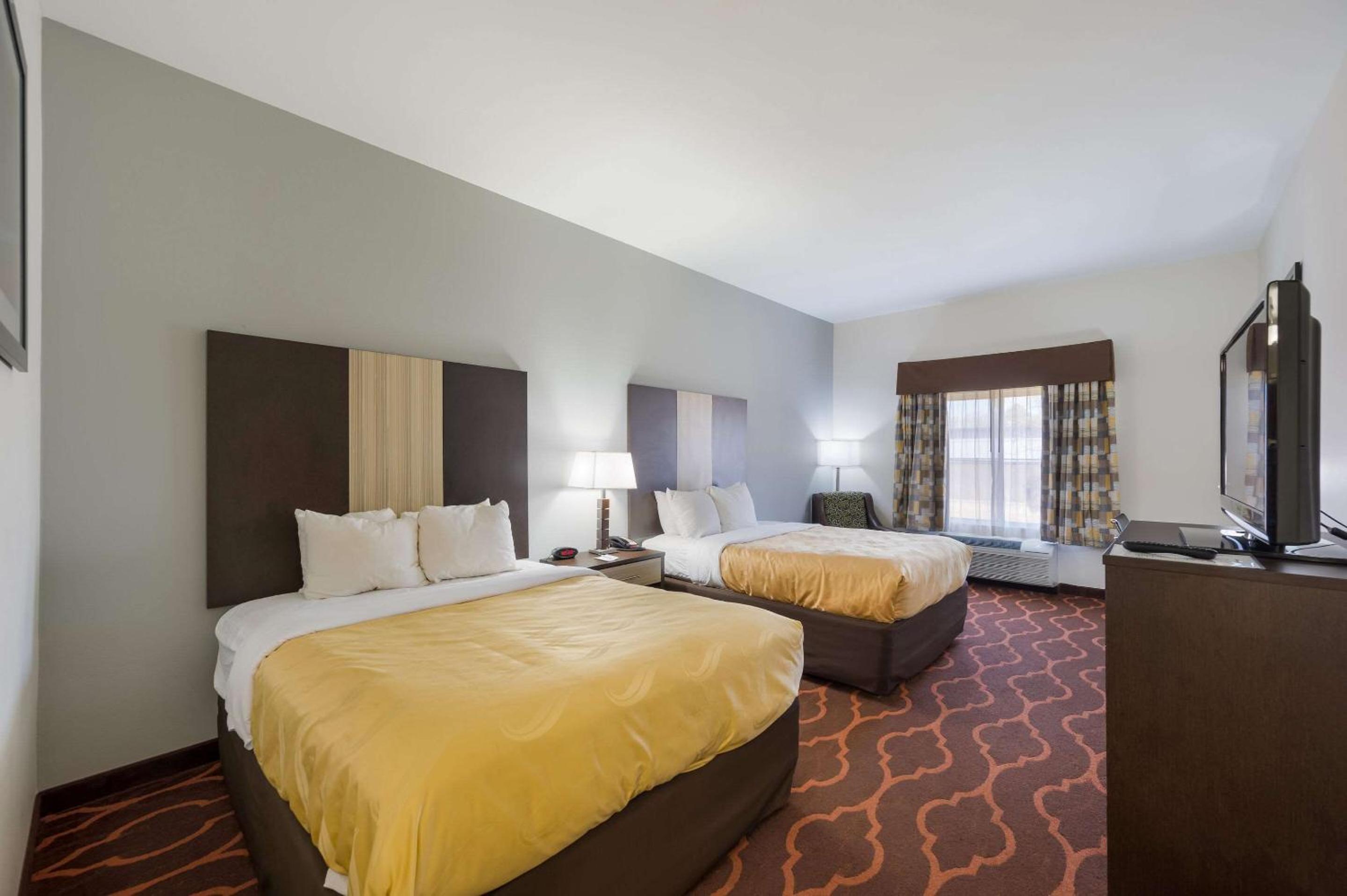Queen Room with Two Queen Beds - Non-Smoking - Photo 2