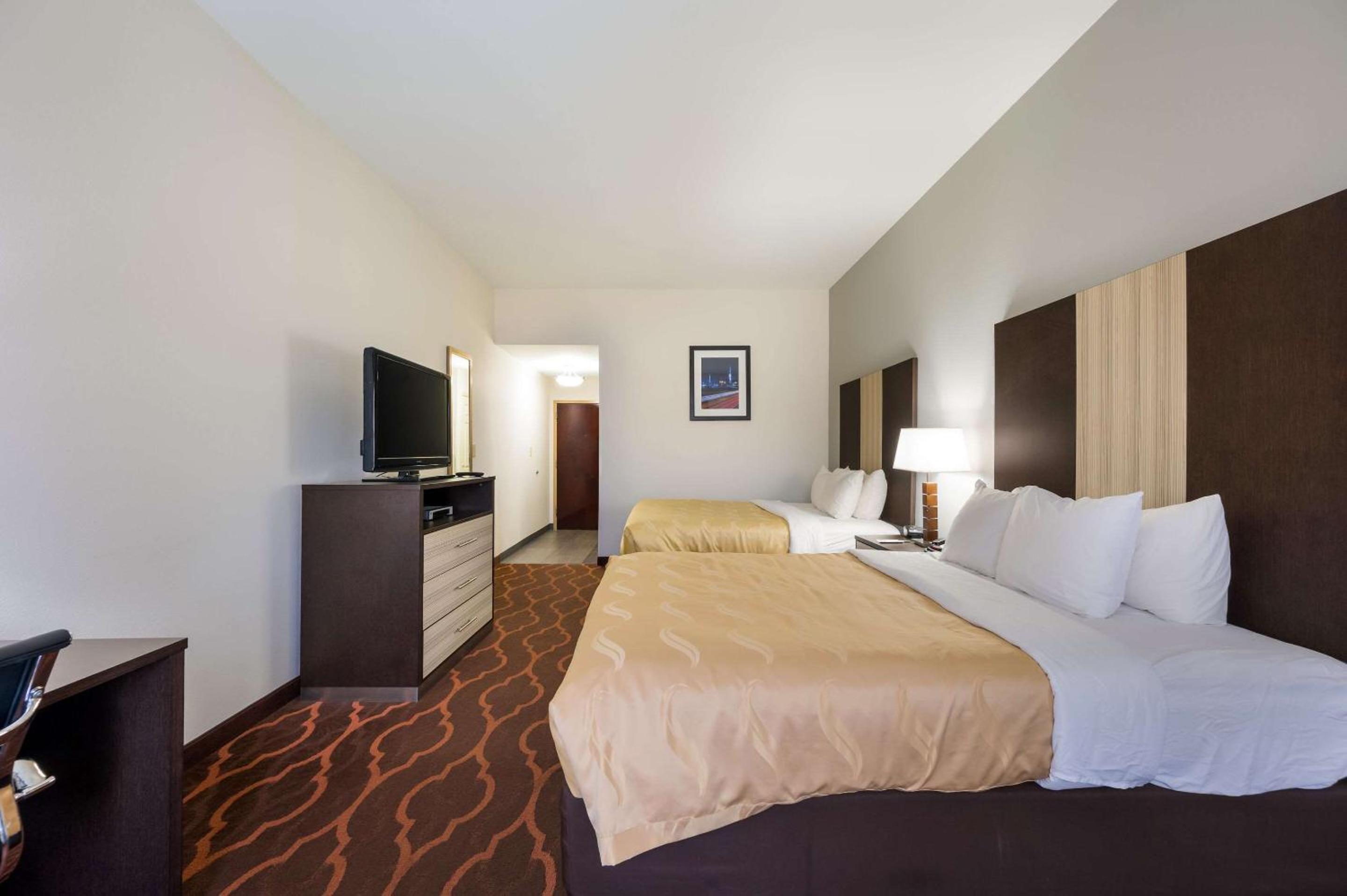 Queen Room with Two Queen Beds - Non-Smoking - Photo 5