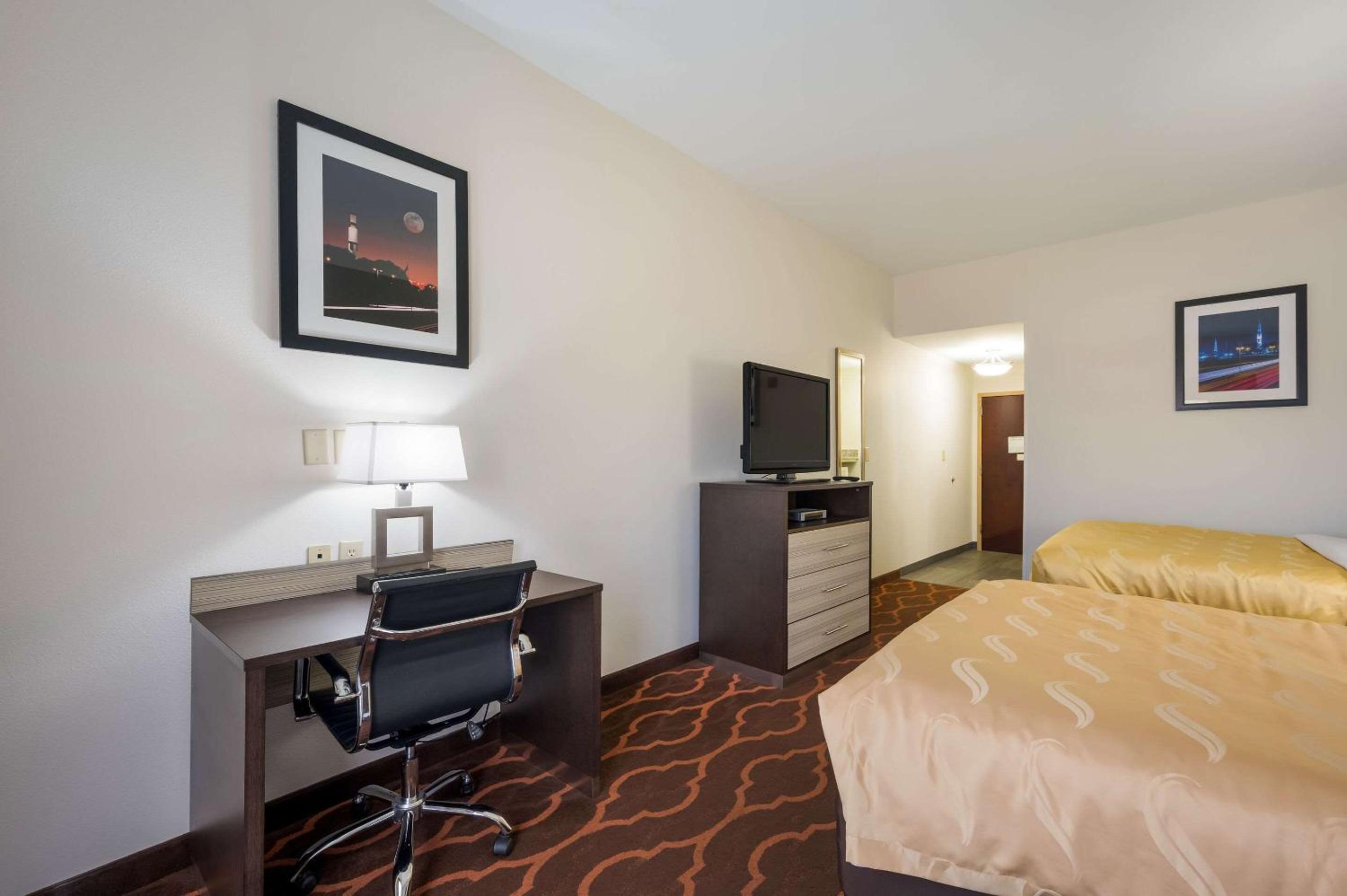 Queen Room with Two Queen Beds - Non-Smoking - Photo 4