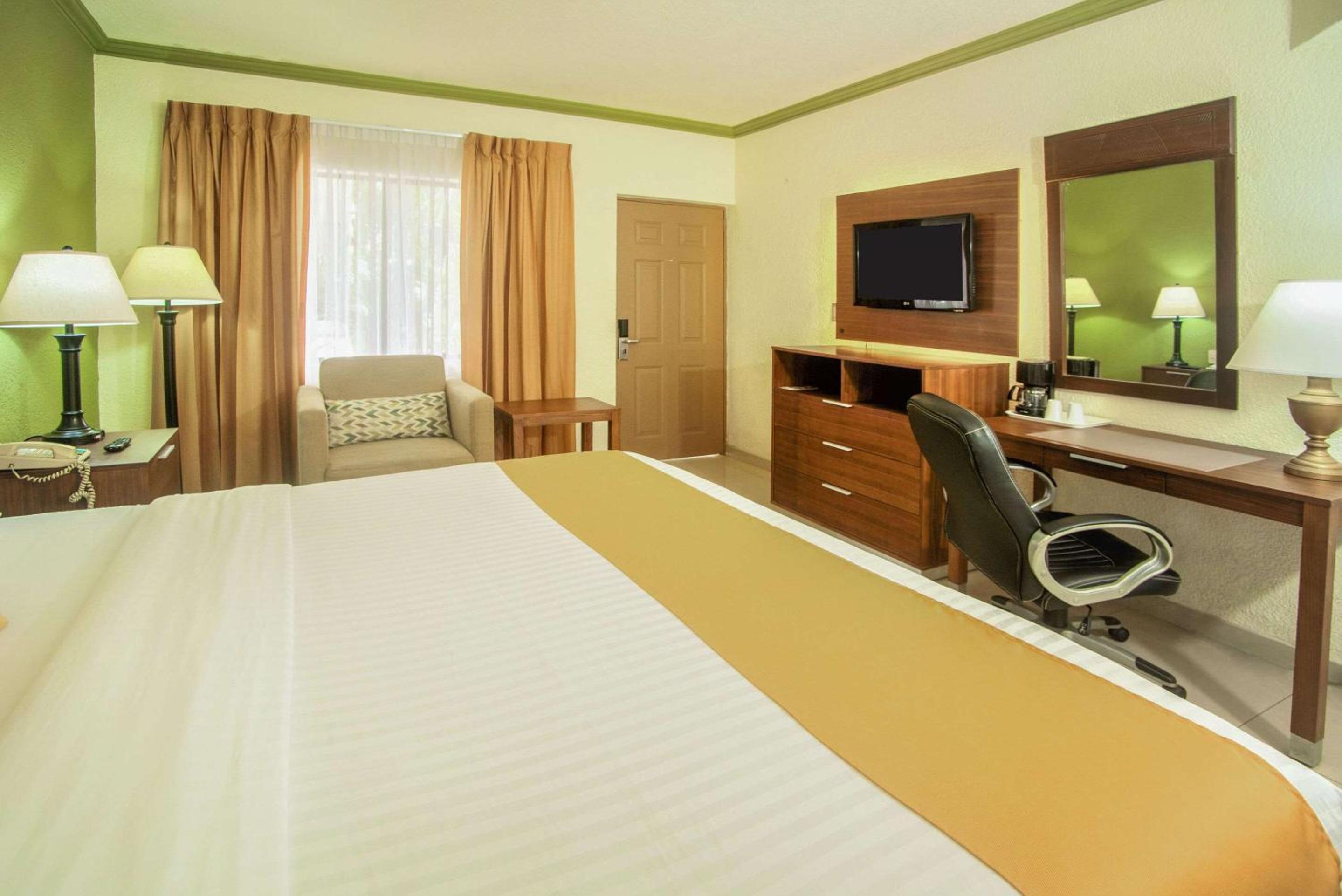 Standard King Room - Non-Smoking  - Photo 4