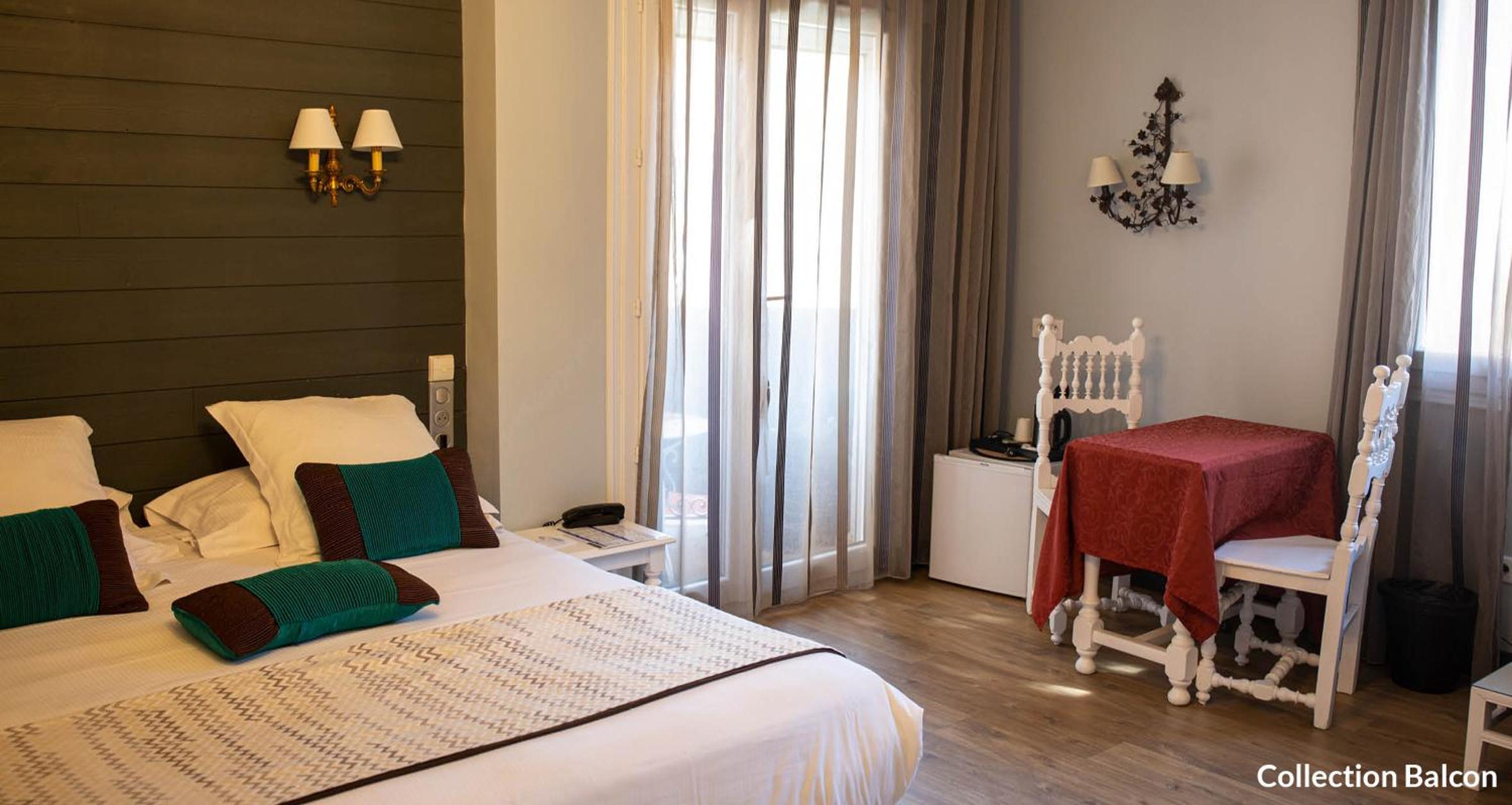 Deluxe Room with Balcony - Photo 5