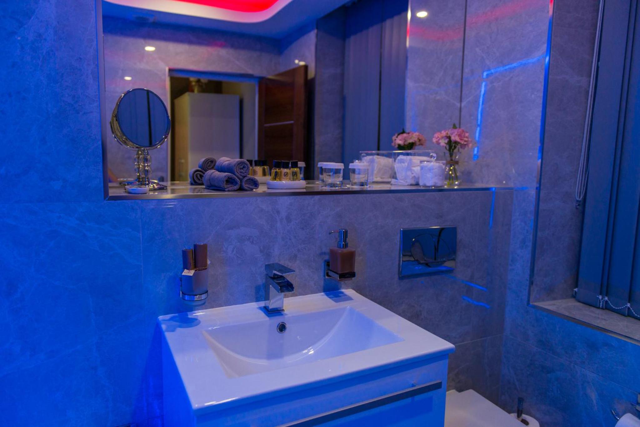 Superior Suite - Photo 37