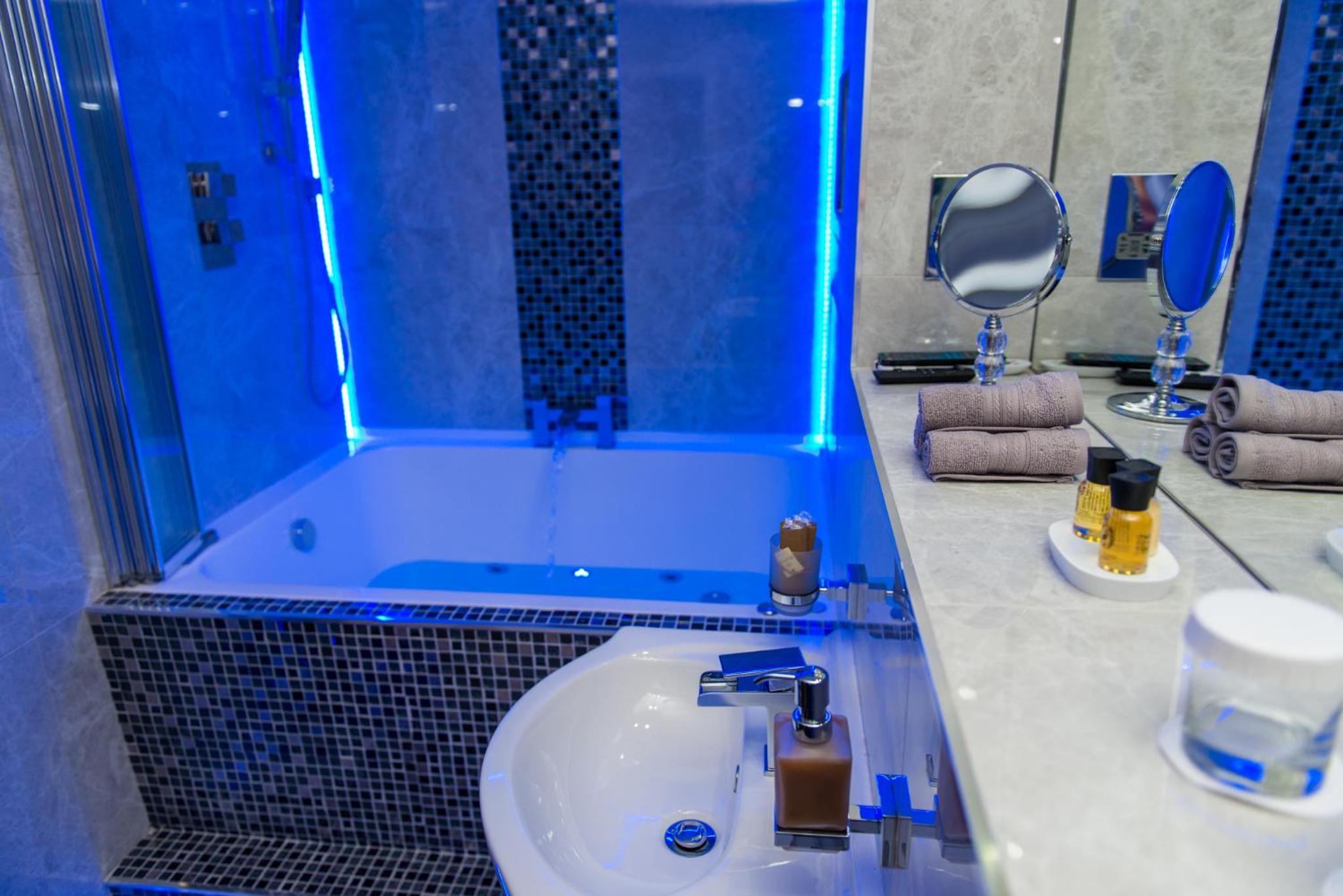 Executive Suite - Photo 31