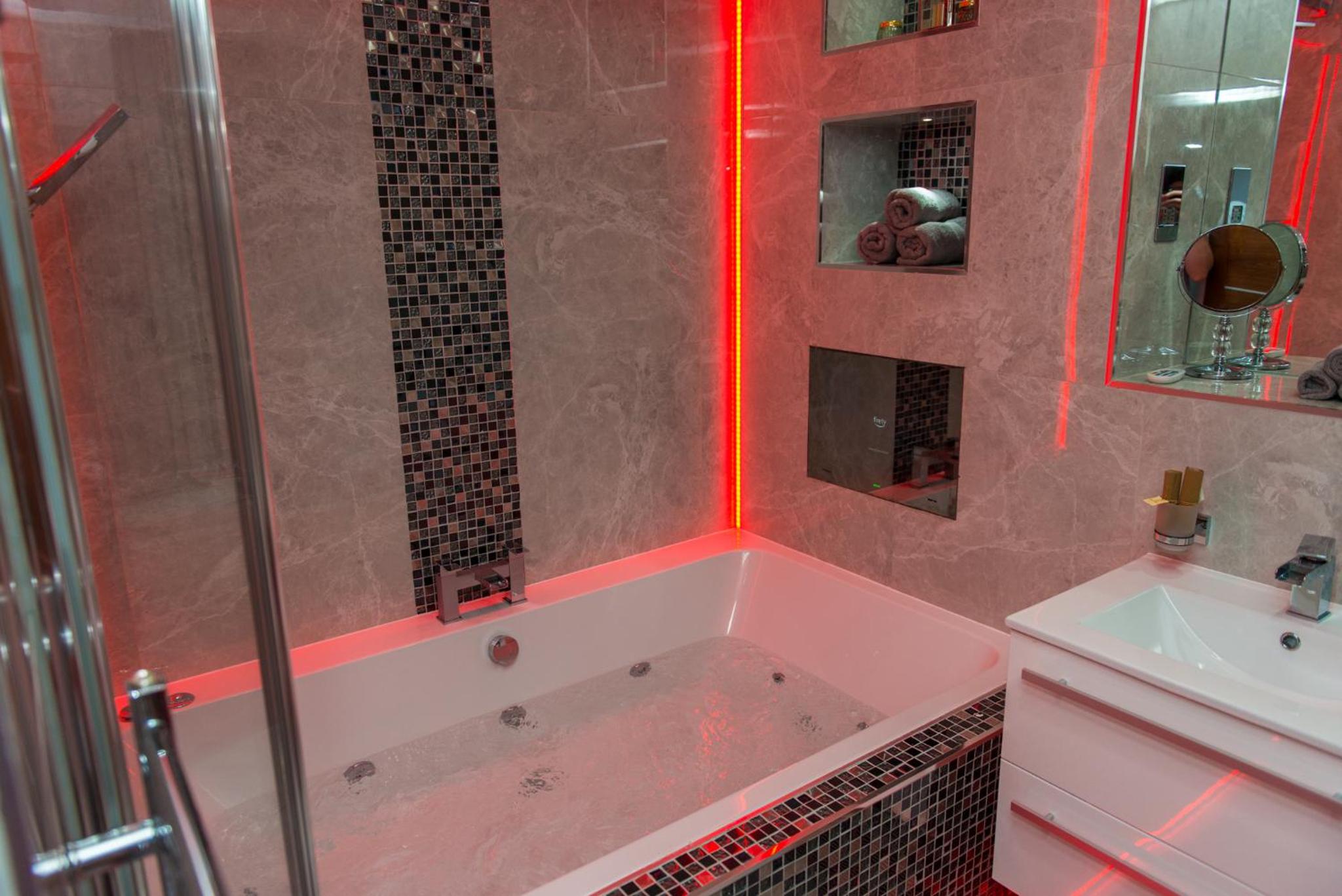 Superior Suite - Photo 13