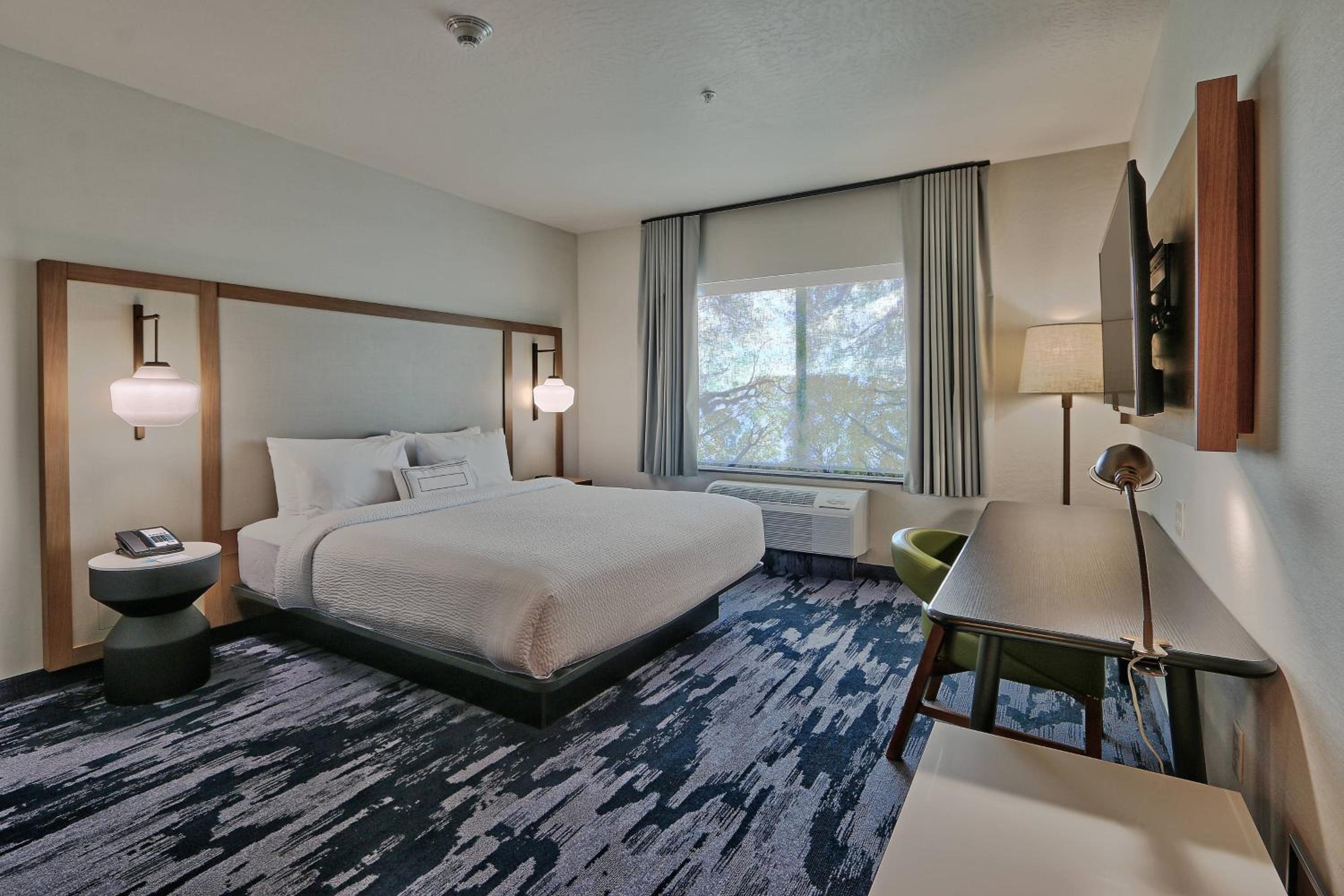 King Room with Transfer Shower and Roll-In Shower - Mobility Access/Hearing Accessible photo 1