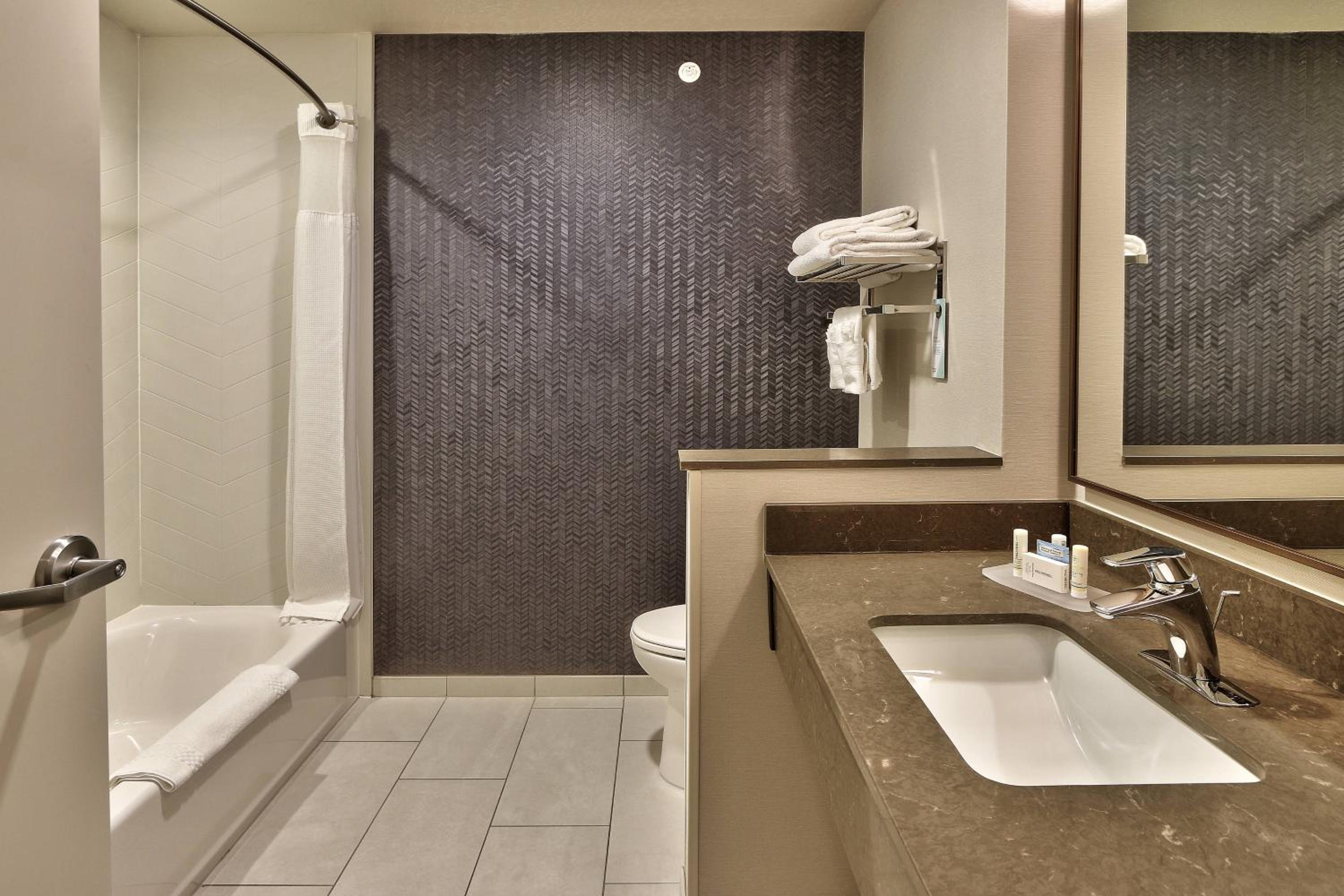 Queen Room with Two Queen Beds and Transfer Shower - Mobility Access/Hearing Accessible photo 3