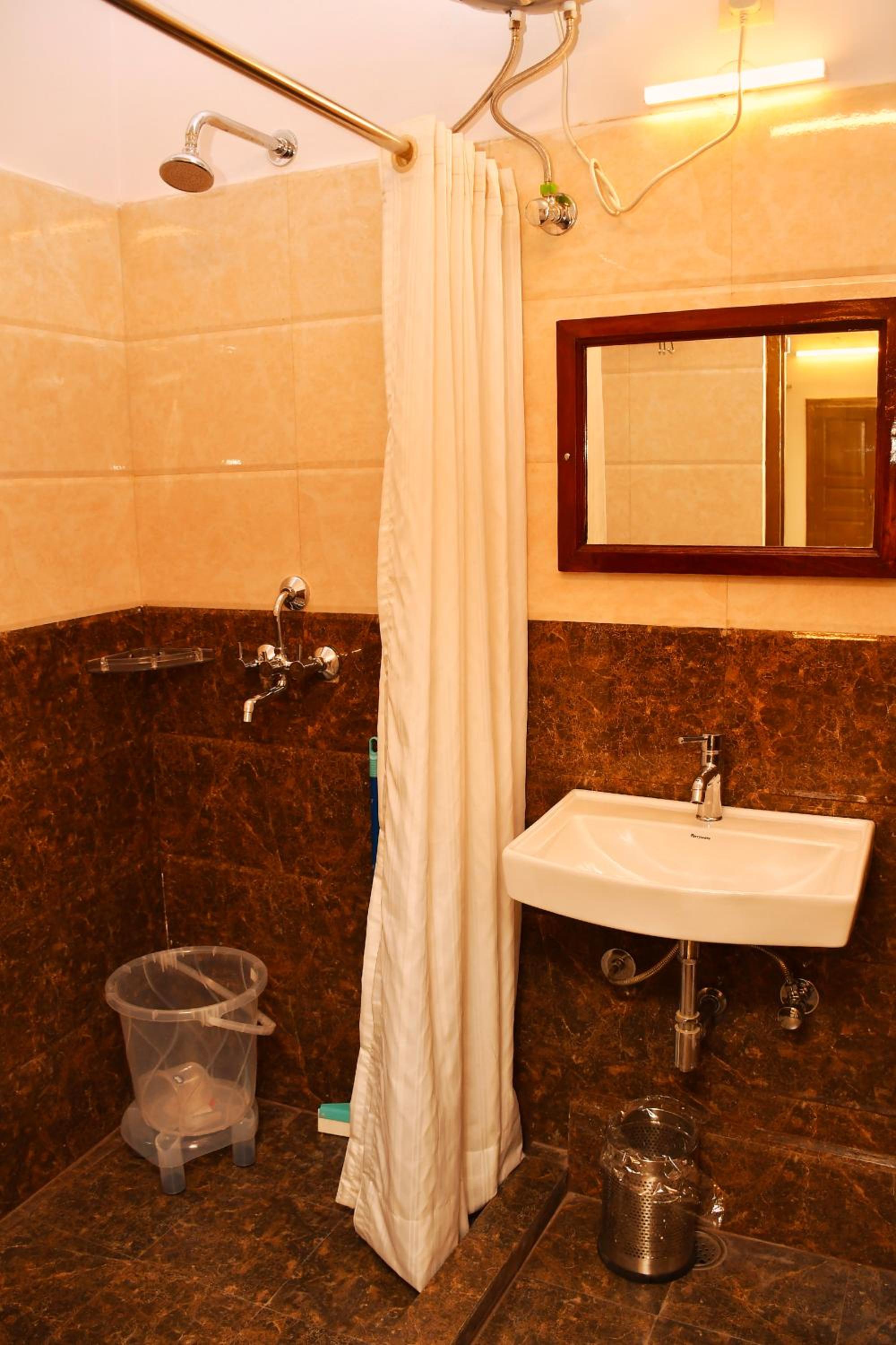 Standard Double Room - Photo 3