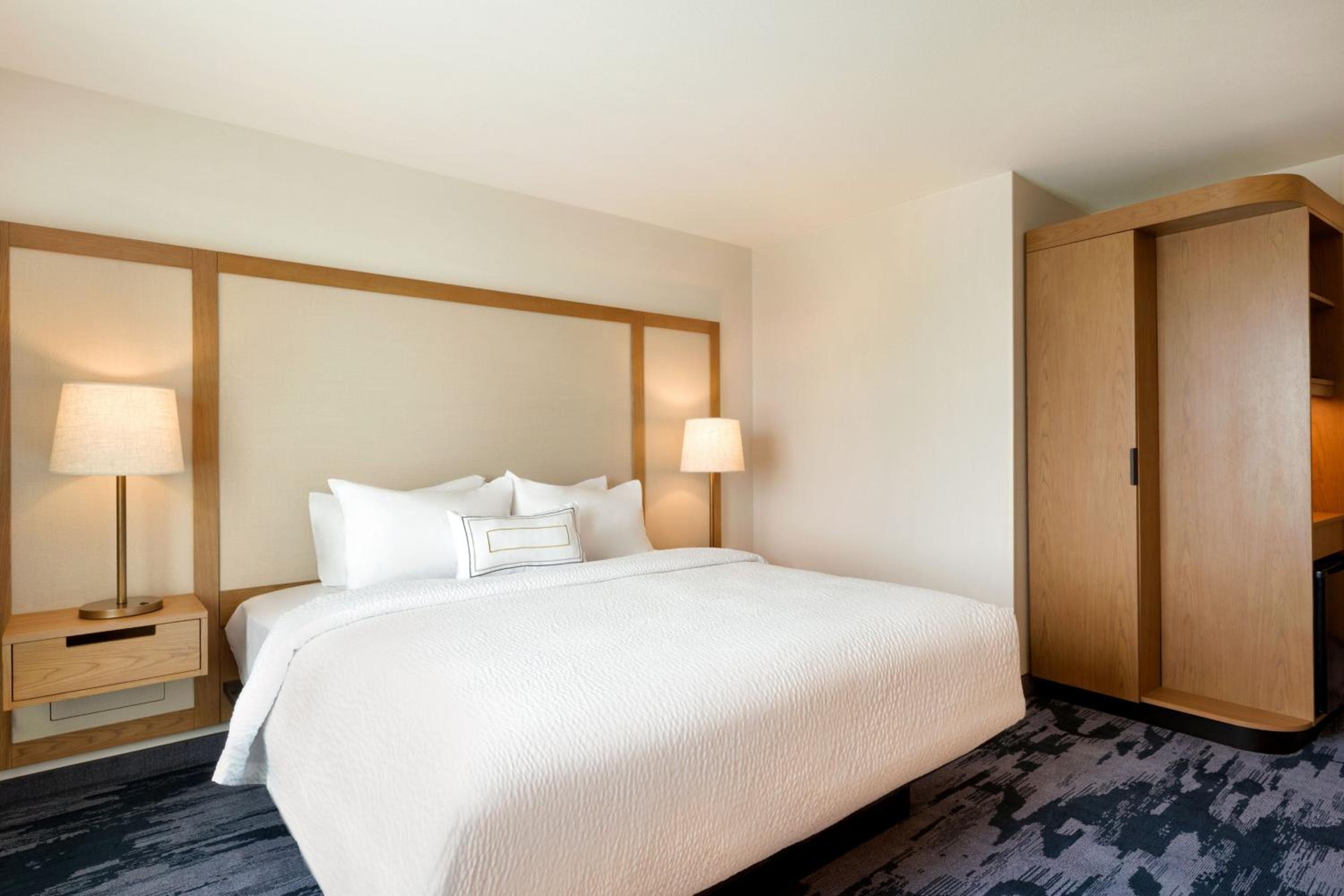 King Room with Roll-In Shower - Mobility Accessible