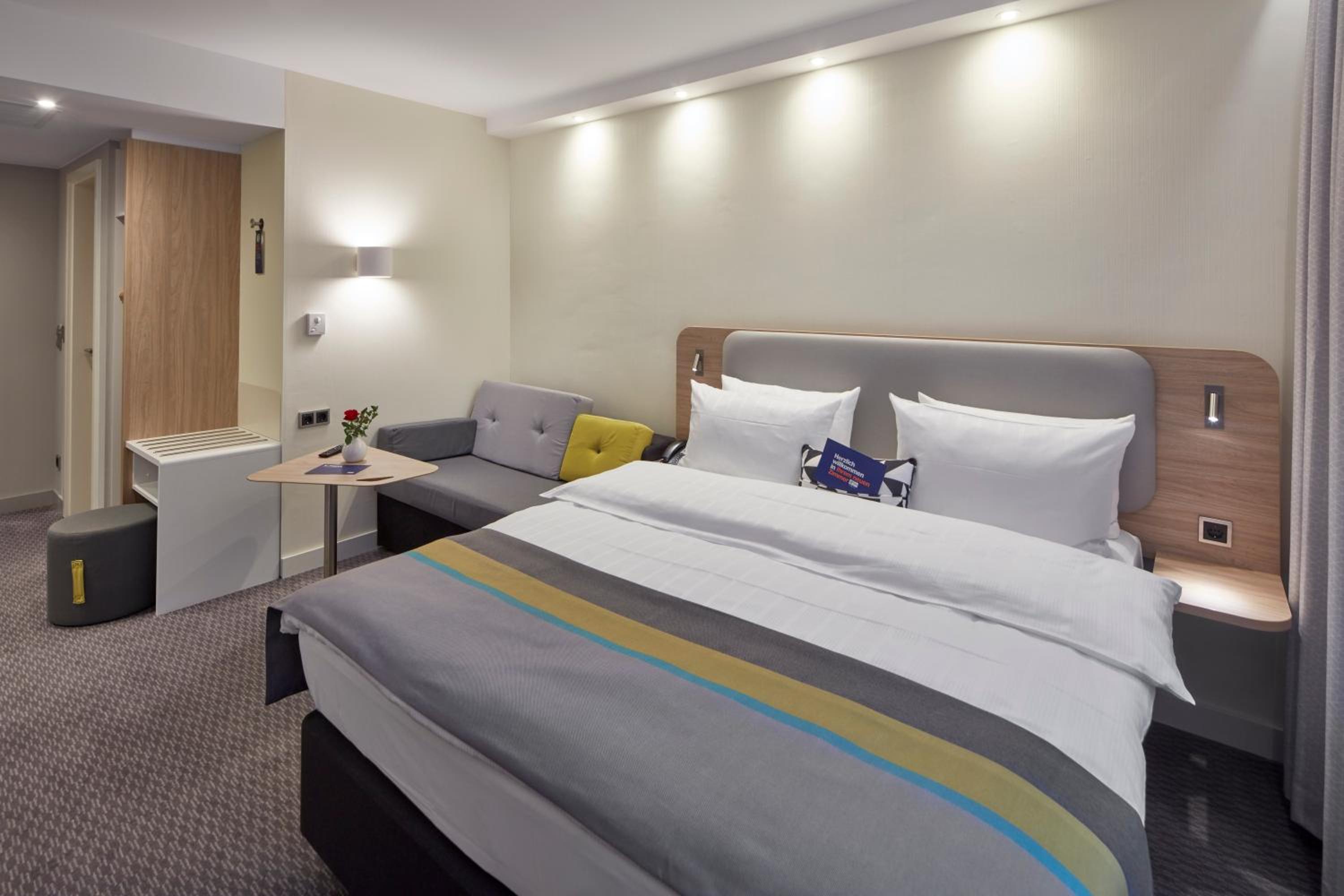 Standard Queen Room with Single Sofa Bed photo 2