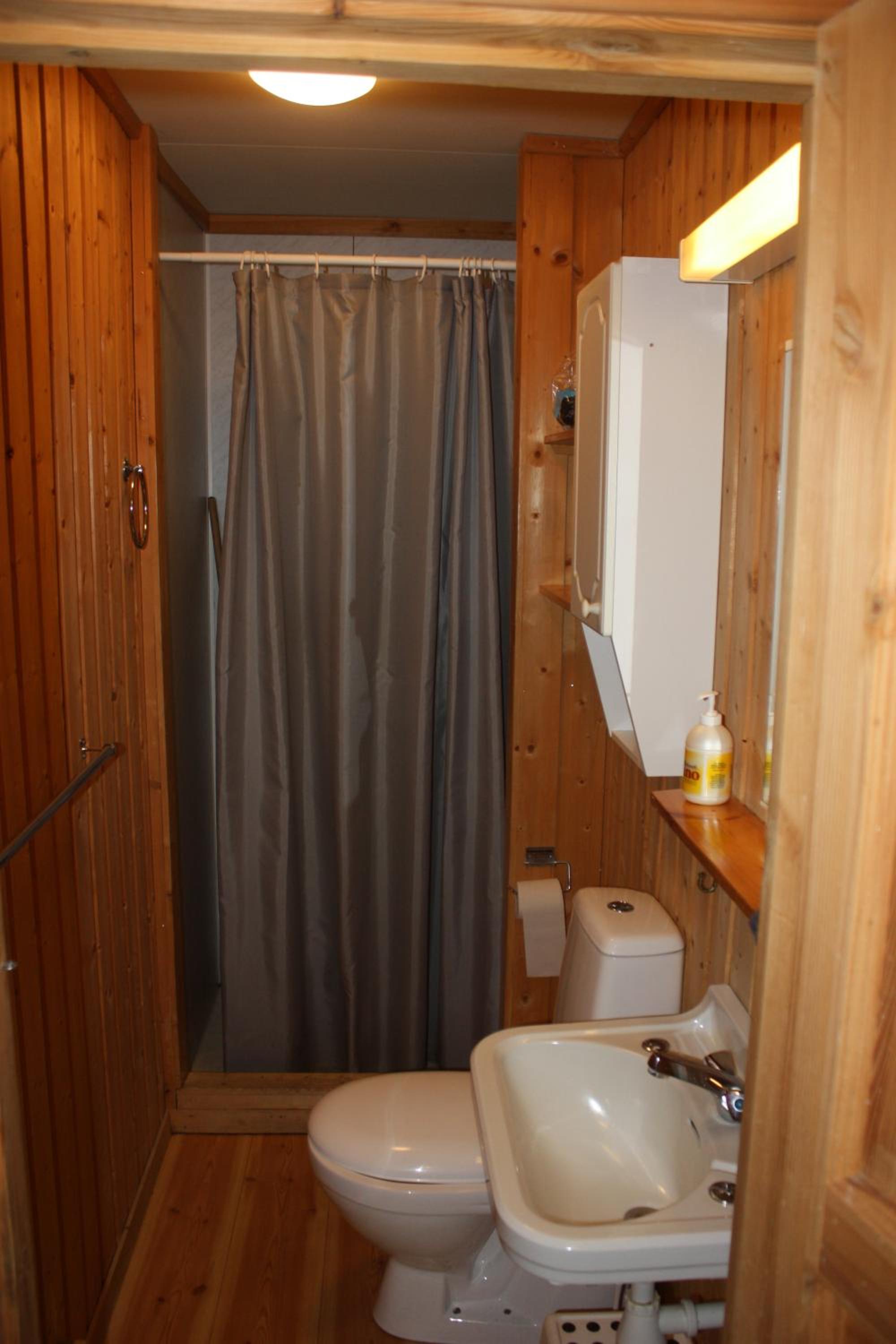 Two-Bedroom Cottage (6 Adults) photo 3