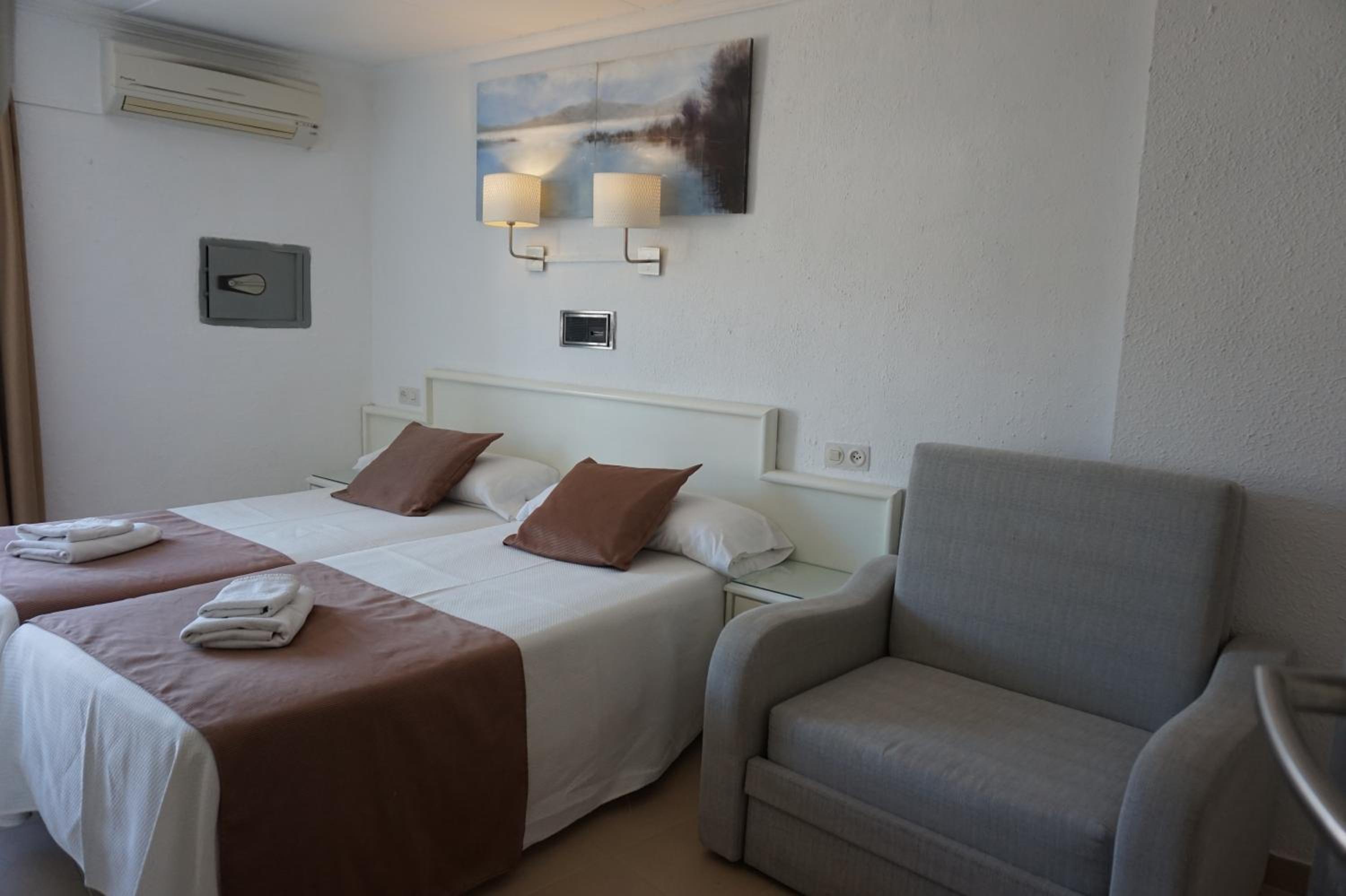 Quadruple Room - Photo 2