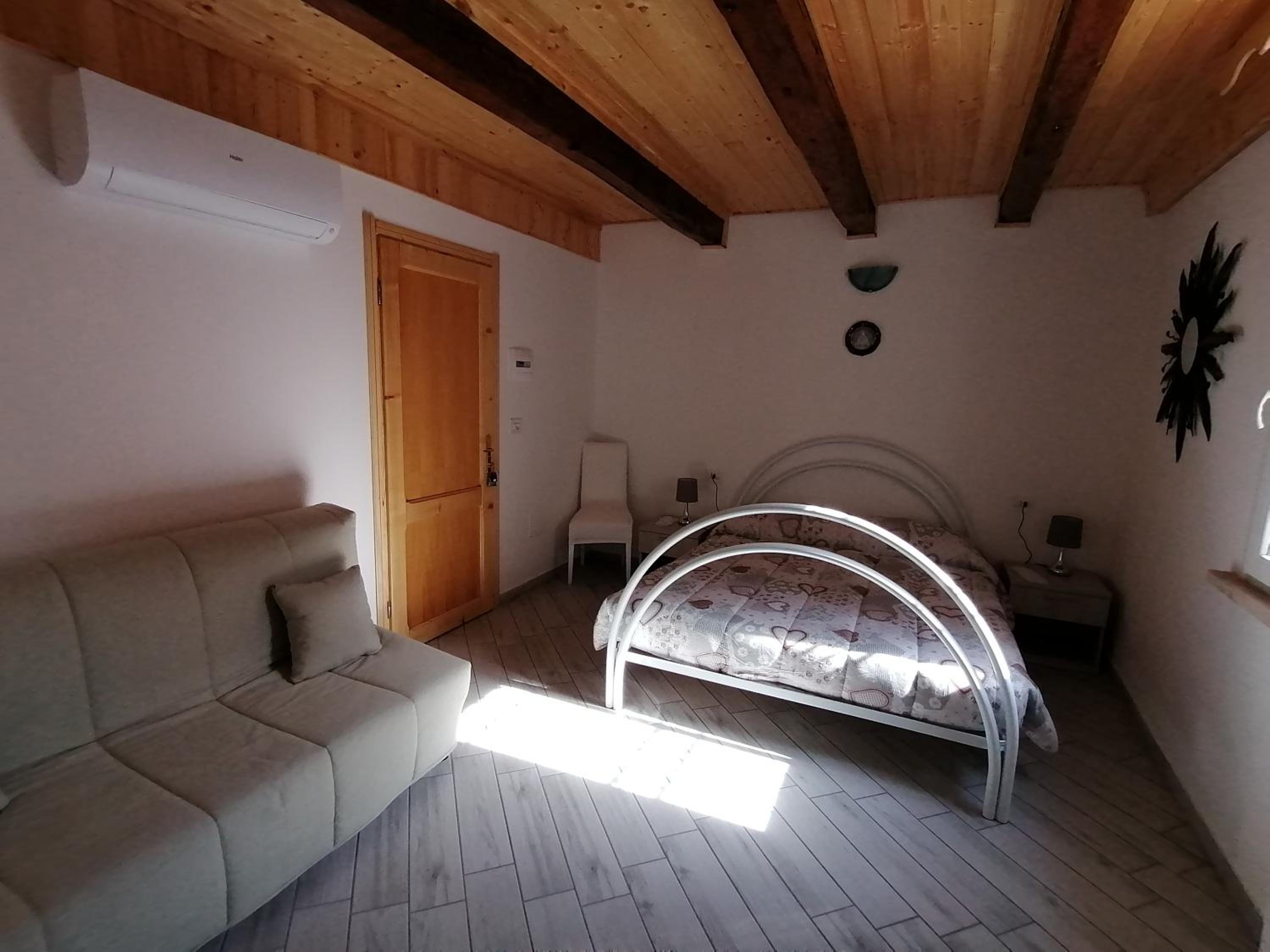 Large Double Room - Photo 1