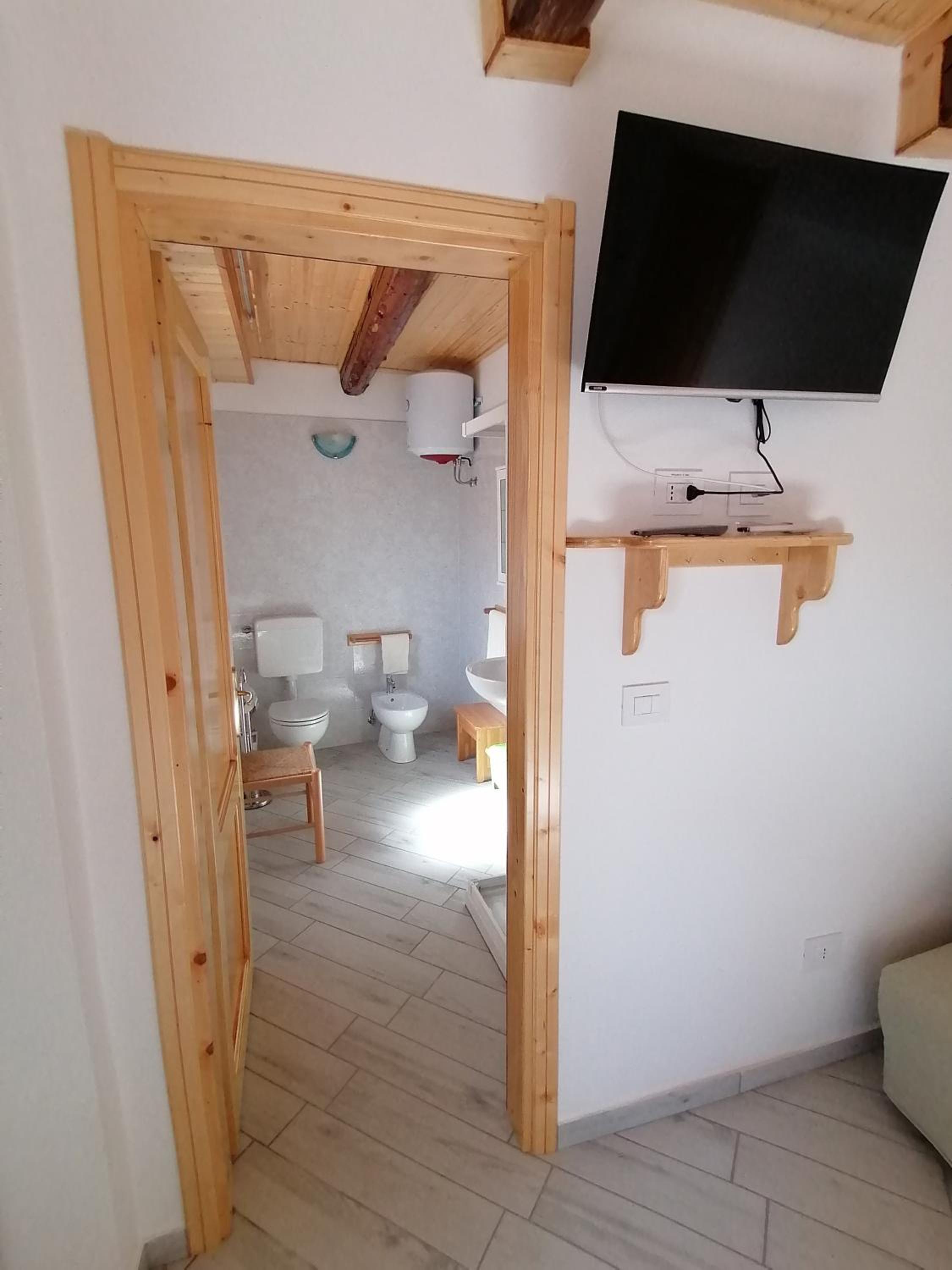 Large Double Room - Photo 3