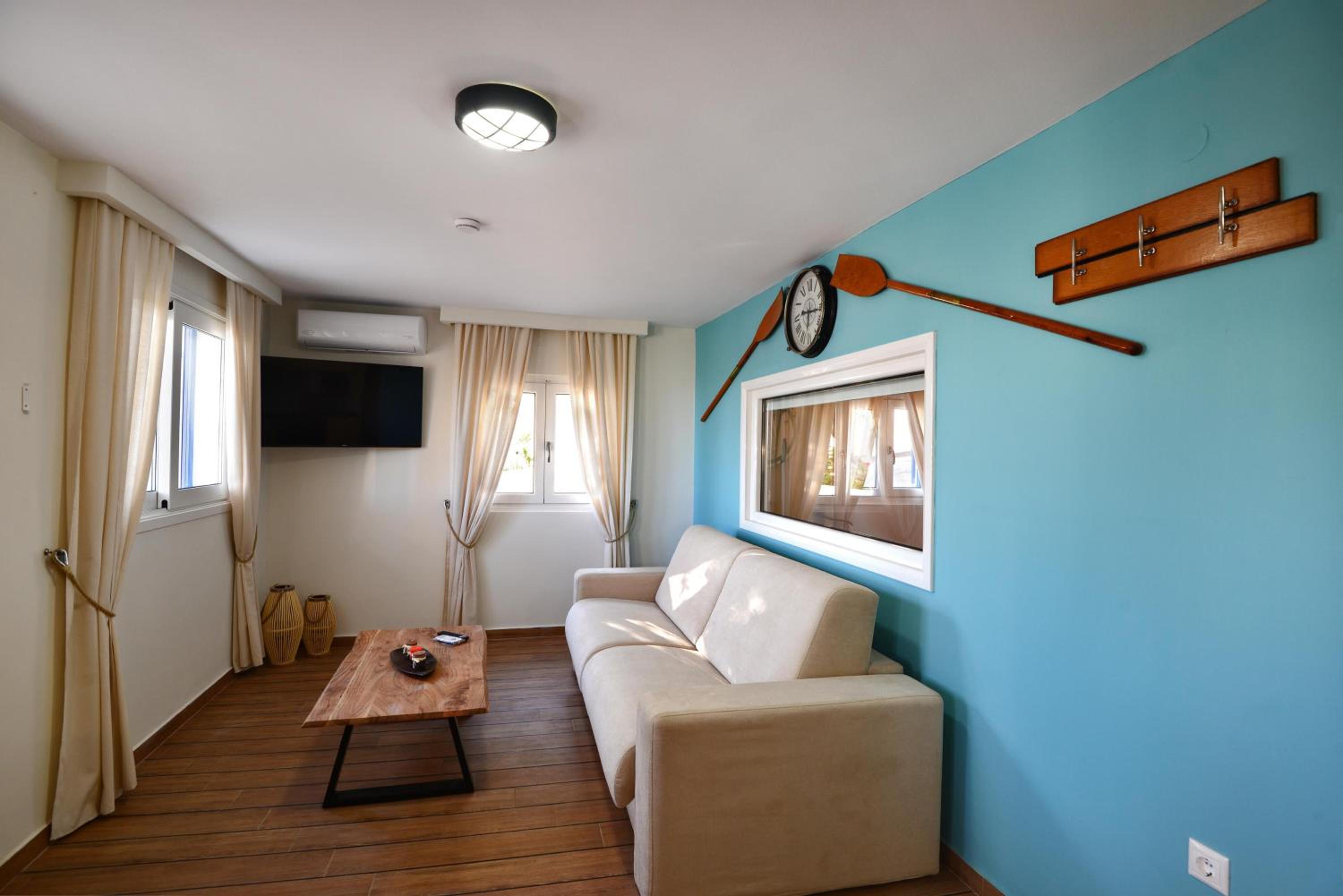 One-Bedroom Apartment photo 1