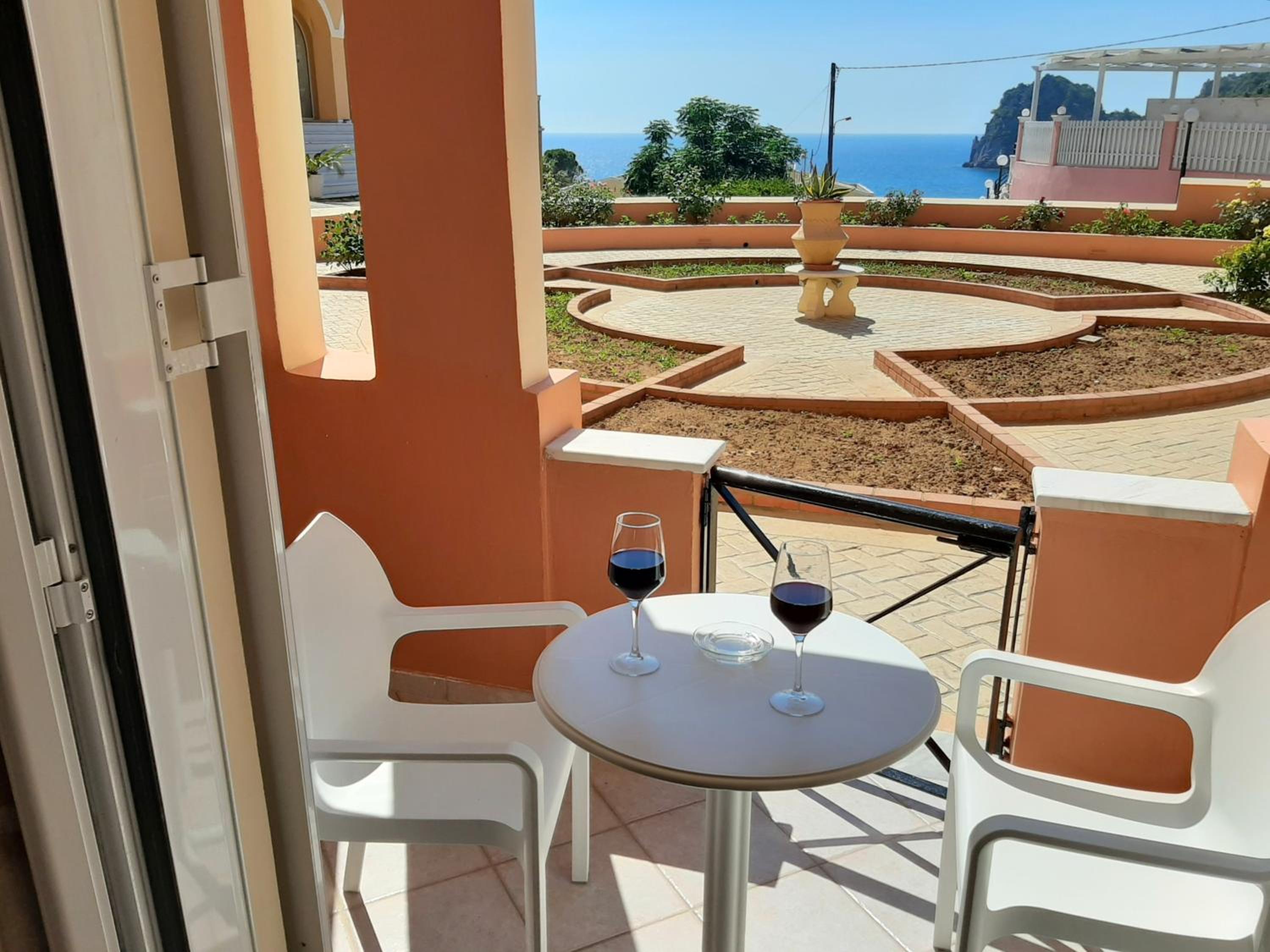 Basic Double or Twin Room with Partial Sea View photo 2