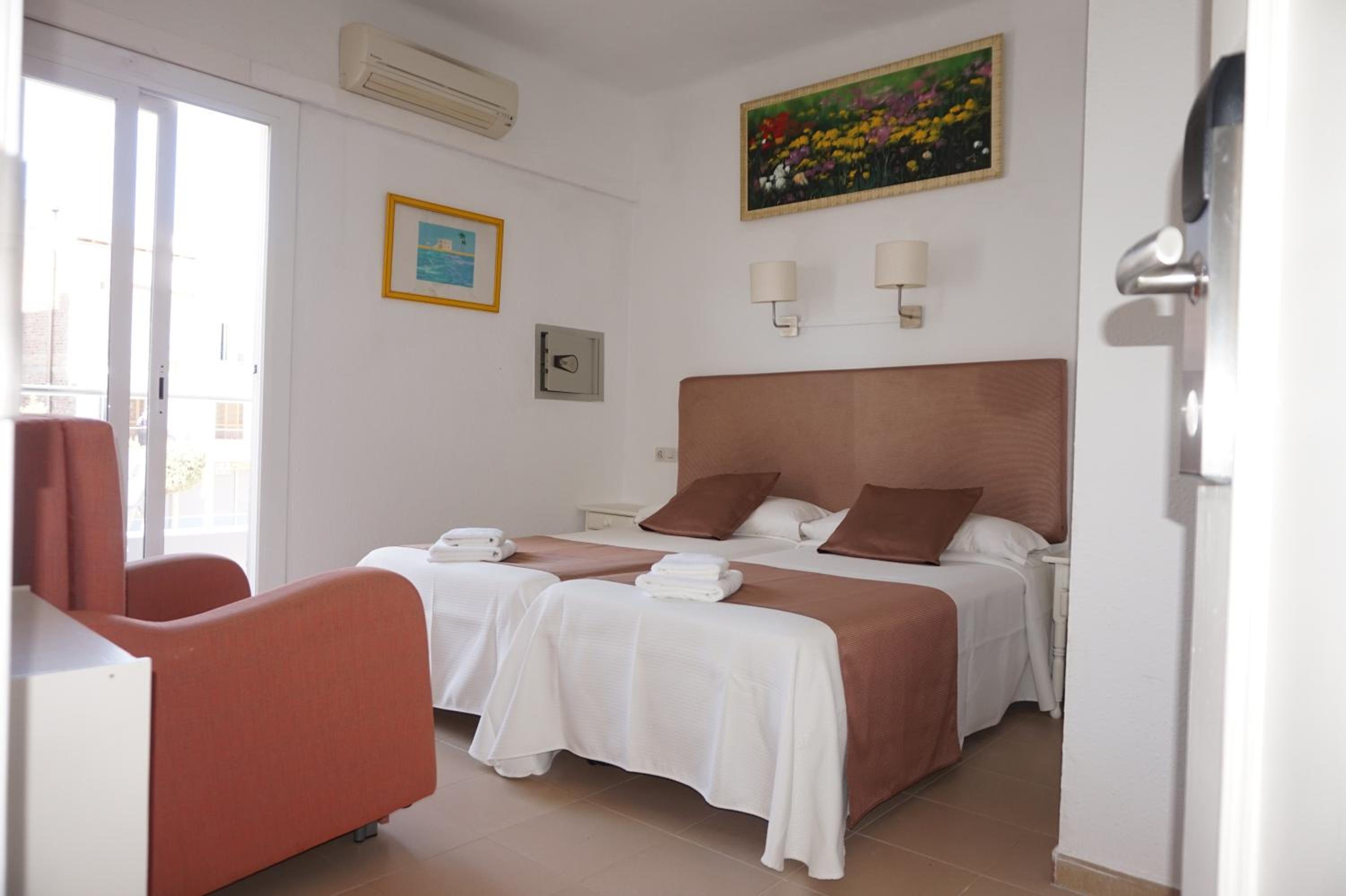 Twin Room with Extra Bed photo 2