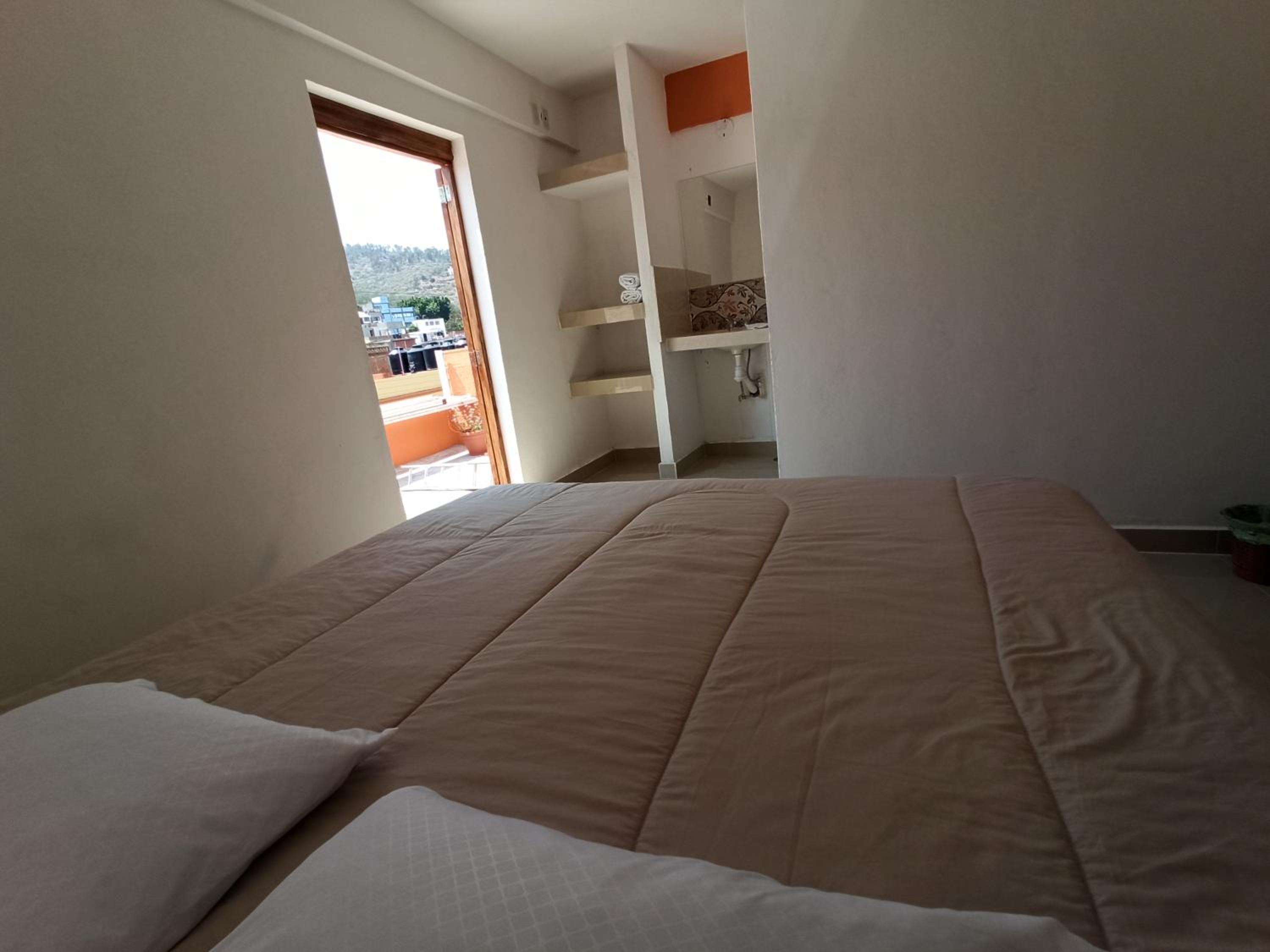 Standard King Room - Photo 7