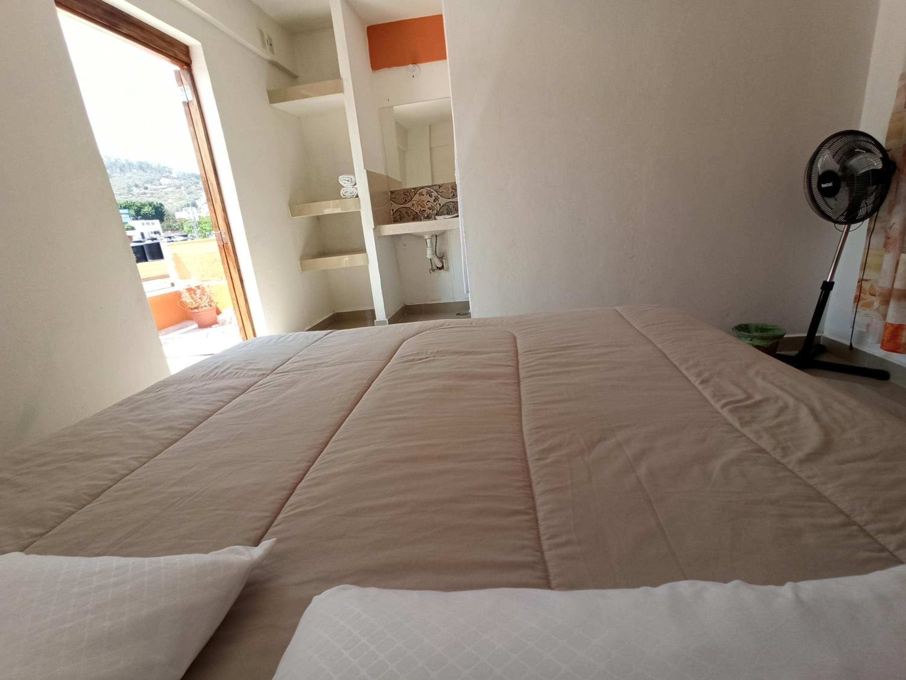 Standard King Room - Photo 6