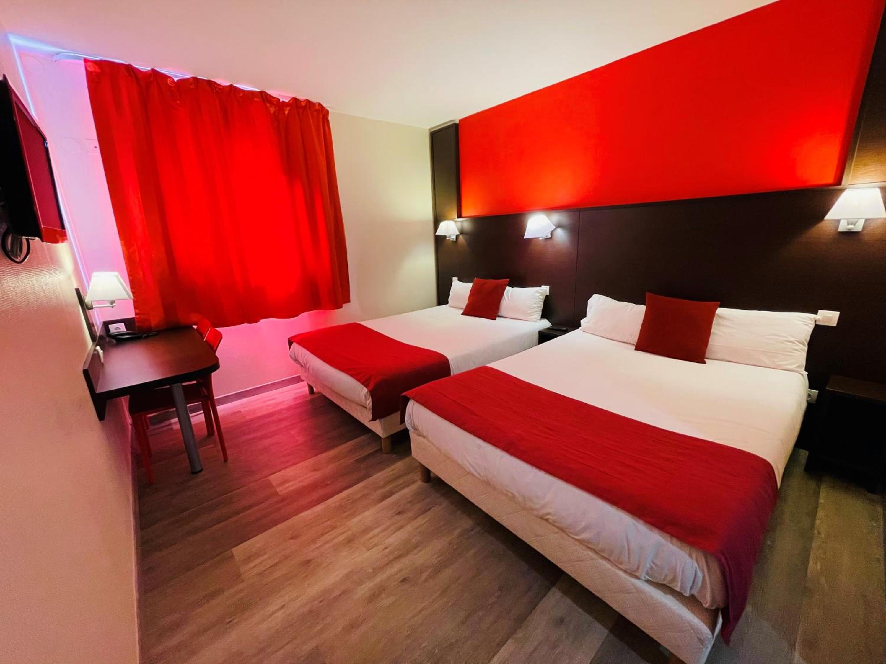 2 Double Beds - Photo 1