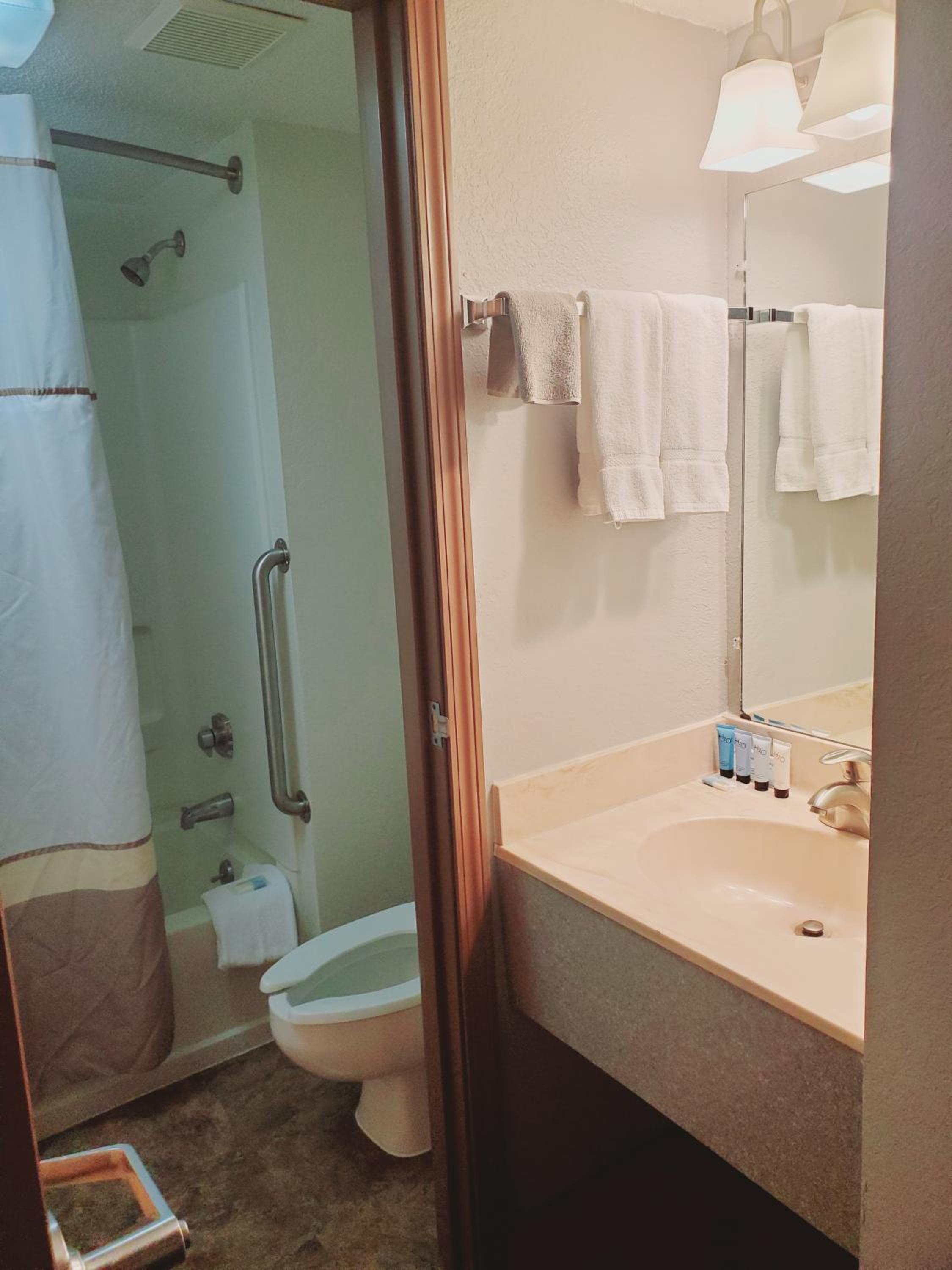Queen Room with Two Queen Beds - Pet Friendly - Photo 2