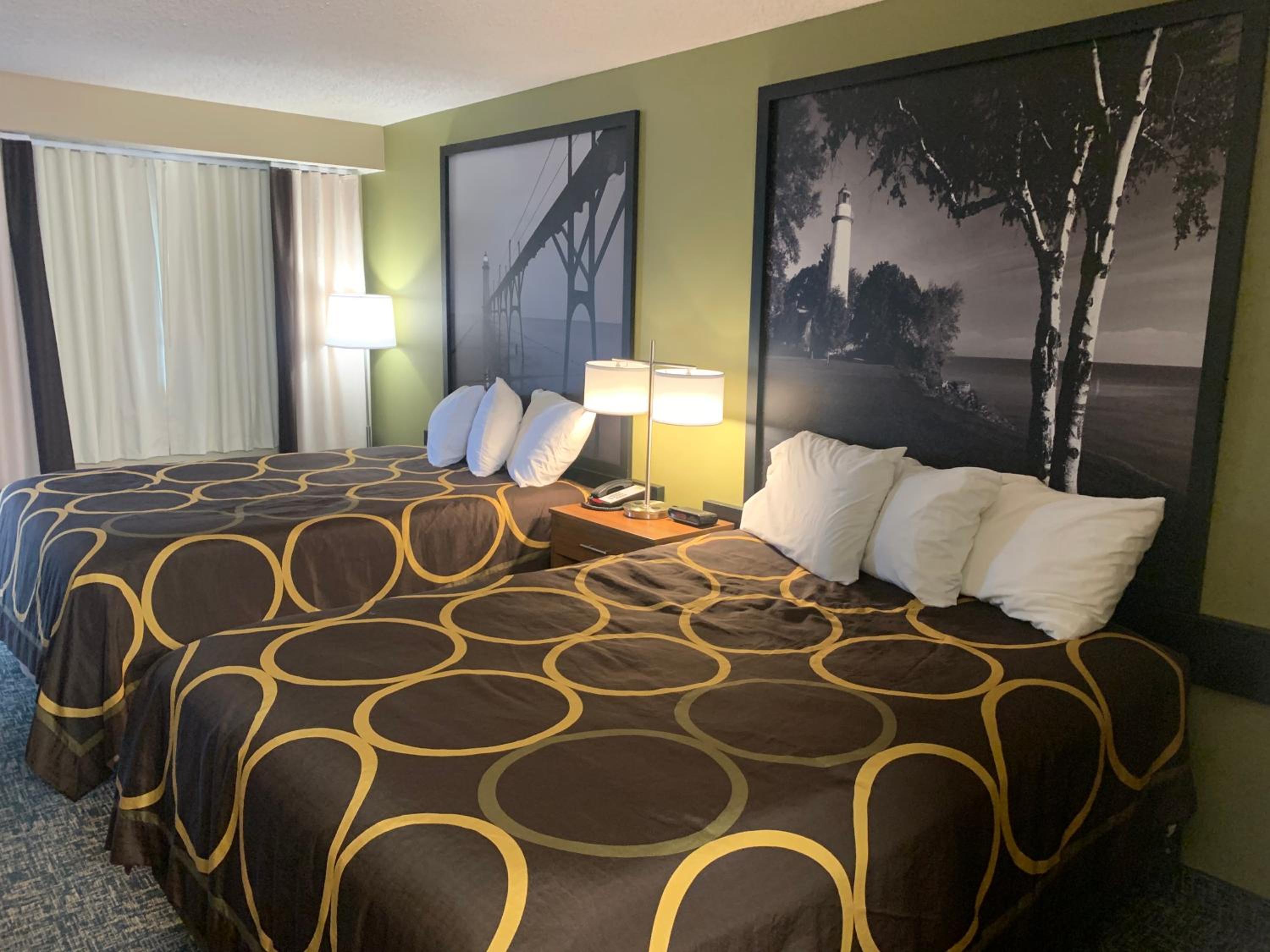 Queen Room with Two Queen Beds - Non-Smoking - Photo 5