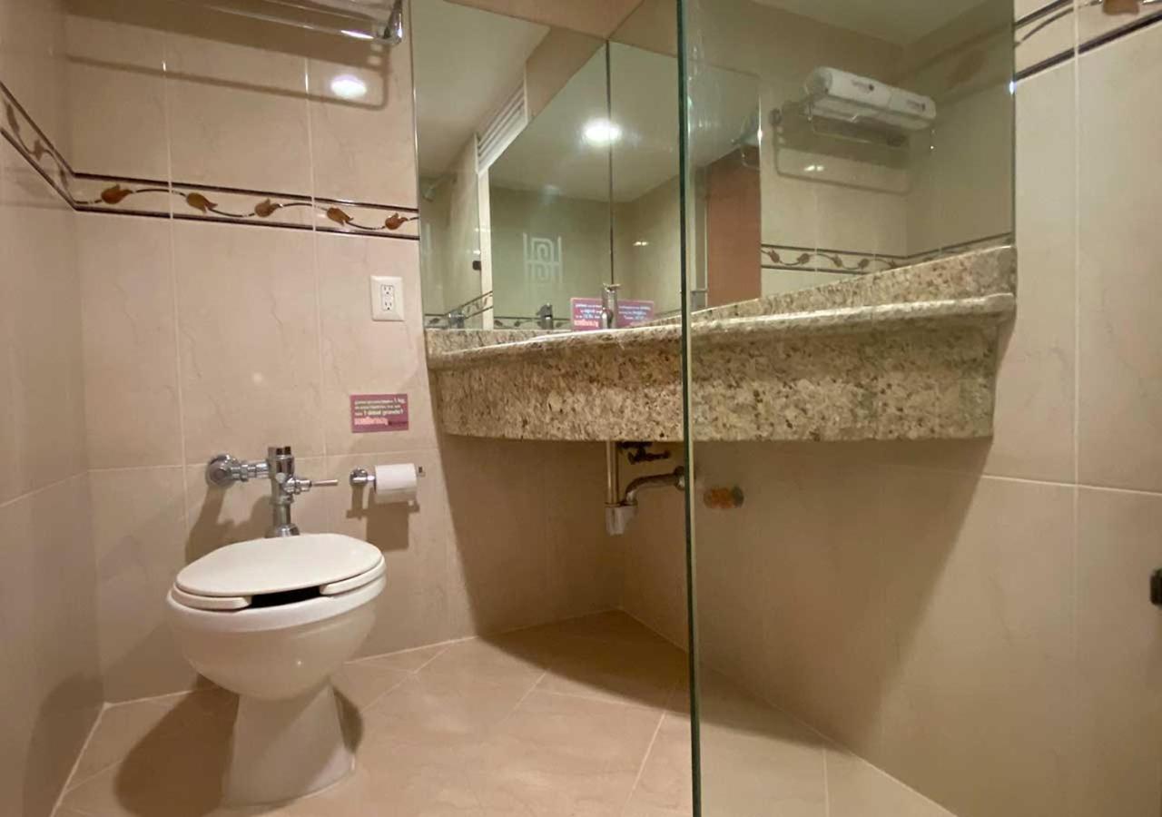 Standard King Room - Photo 7