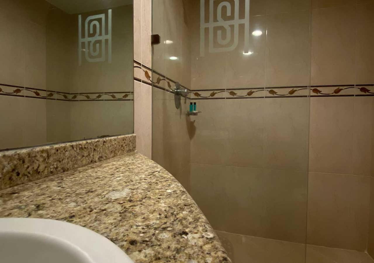 Standard King Room - Photo 8
