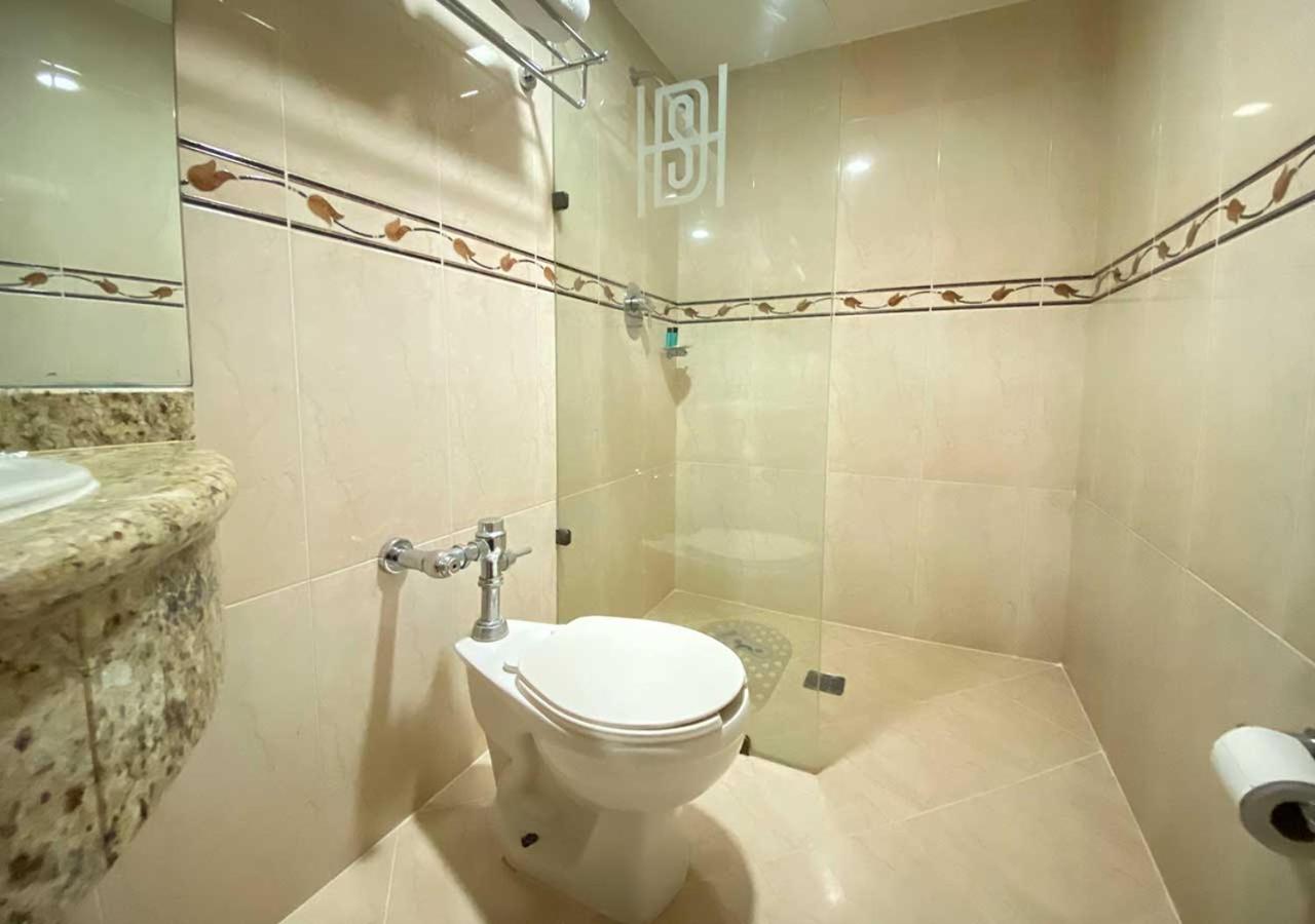 Standard Queen Room - Photo 7