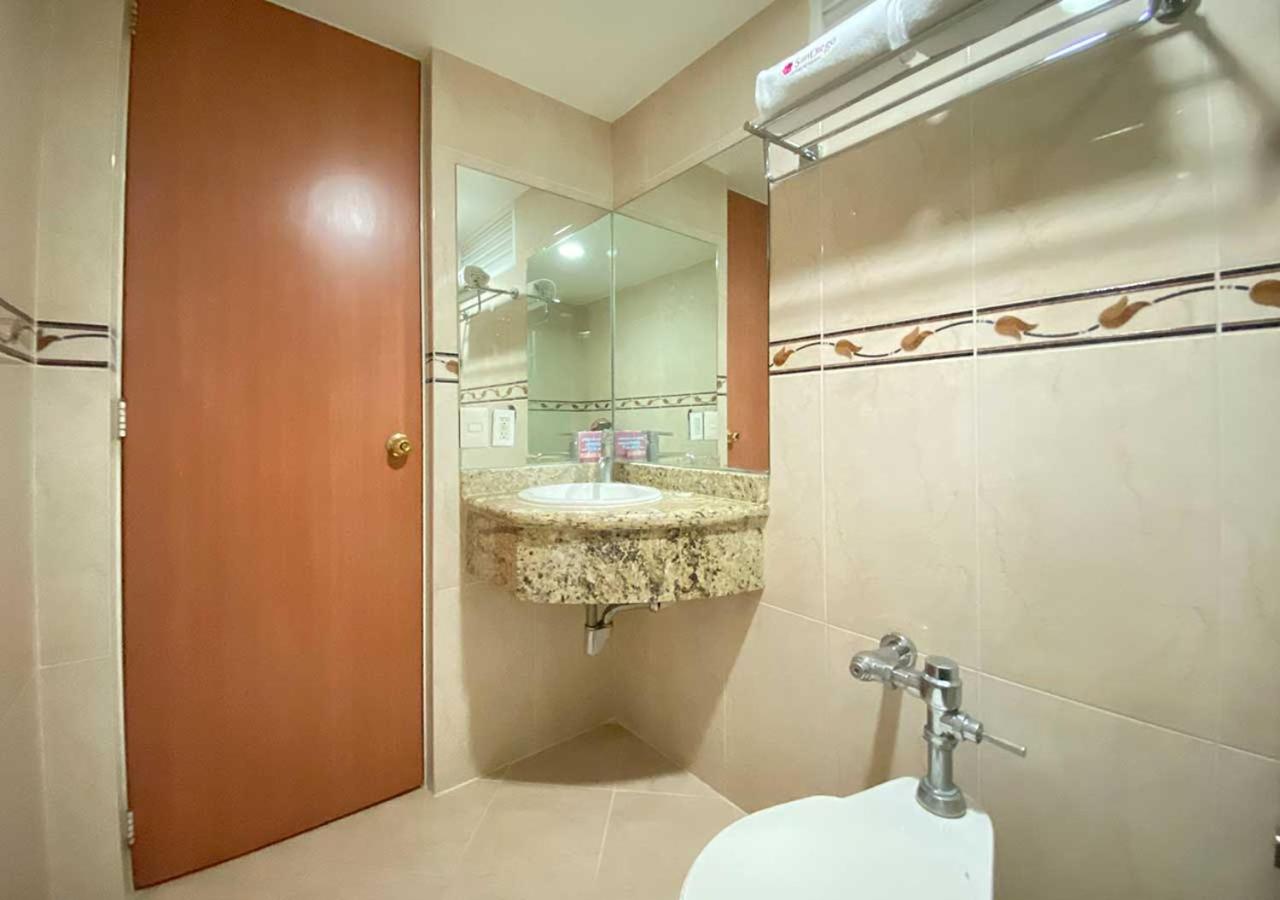 Standard Queen Room - Photo 8