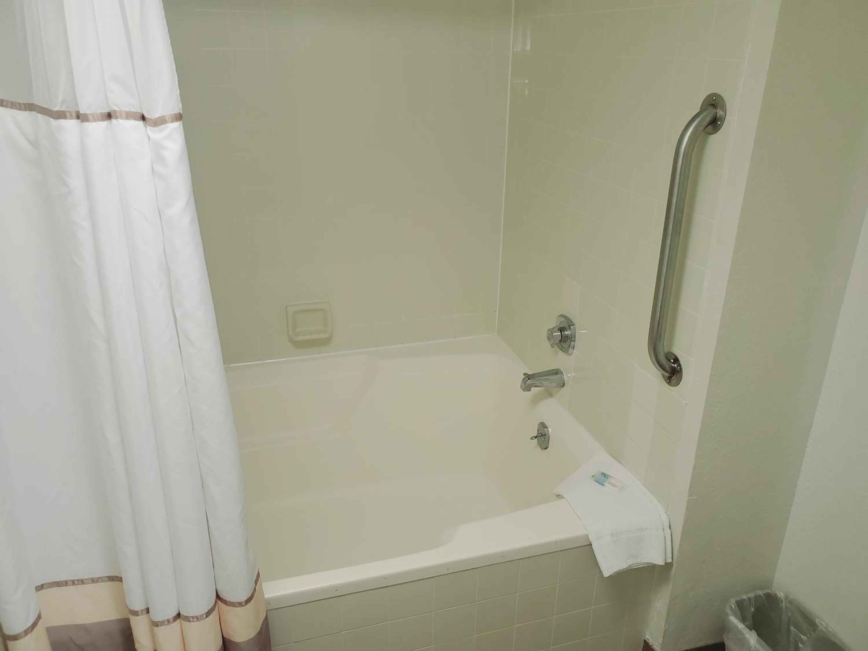 Executive Room with Two Queen Beds - Photo 3