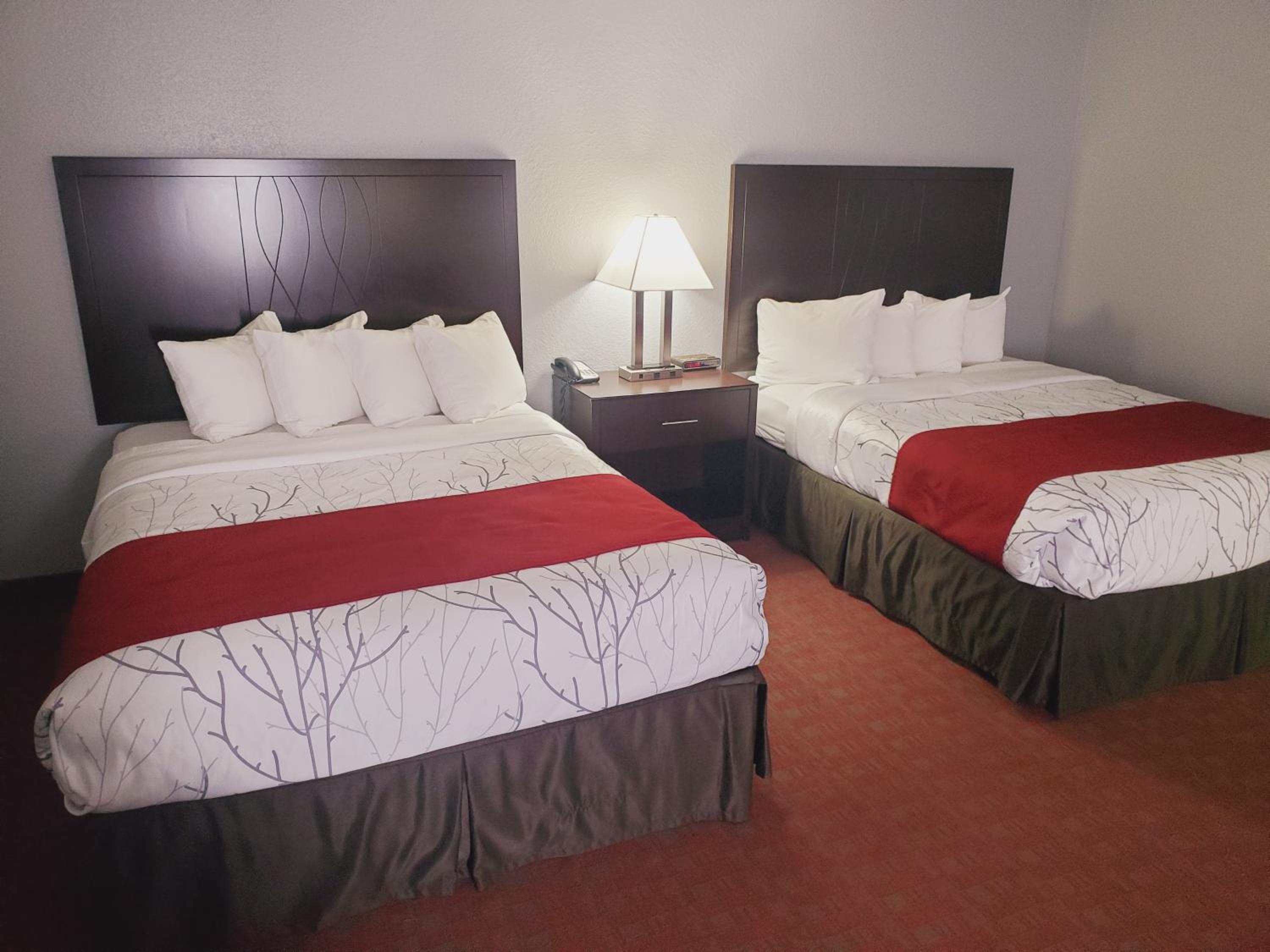 Executive Room with Two Queen Beds - Photo 4