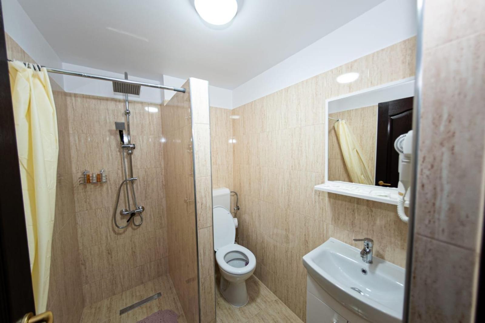 King Room with Balcony - Photo 4