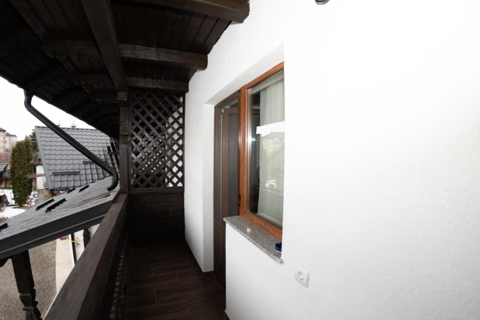 King Room with Balcony - Photo 5