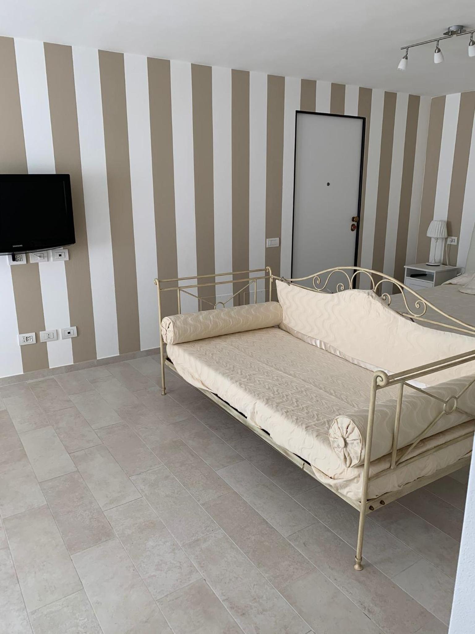 One-Bedroom Apartment - Photo 7