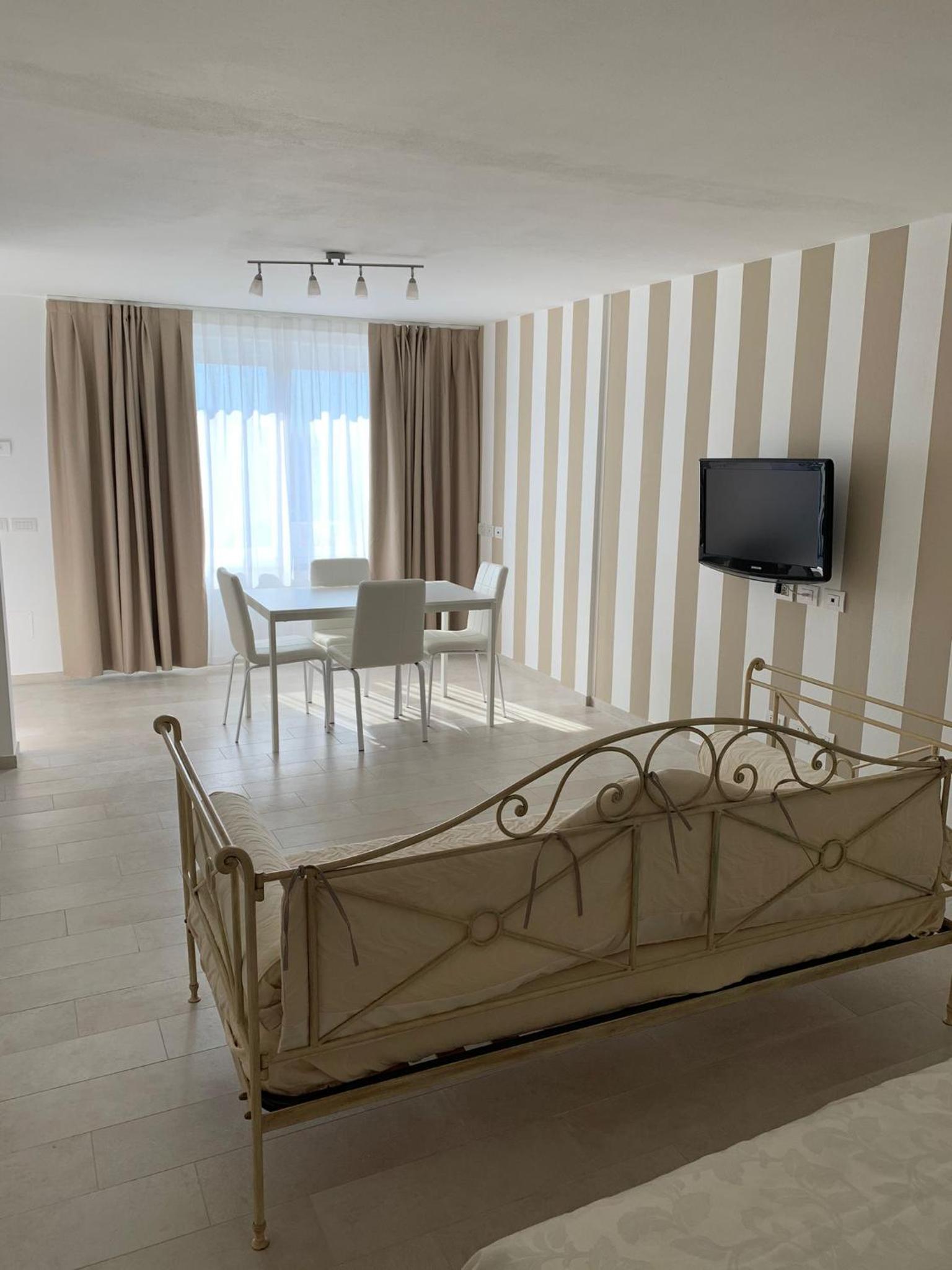 One-Bedroom Apartment - Photo 15