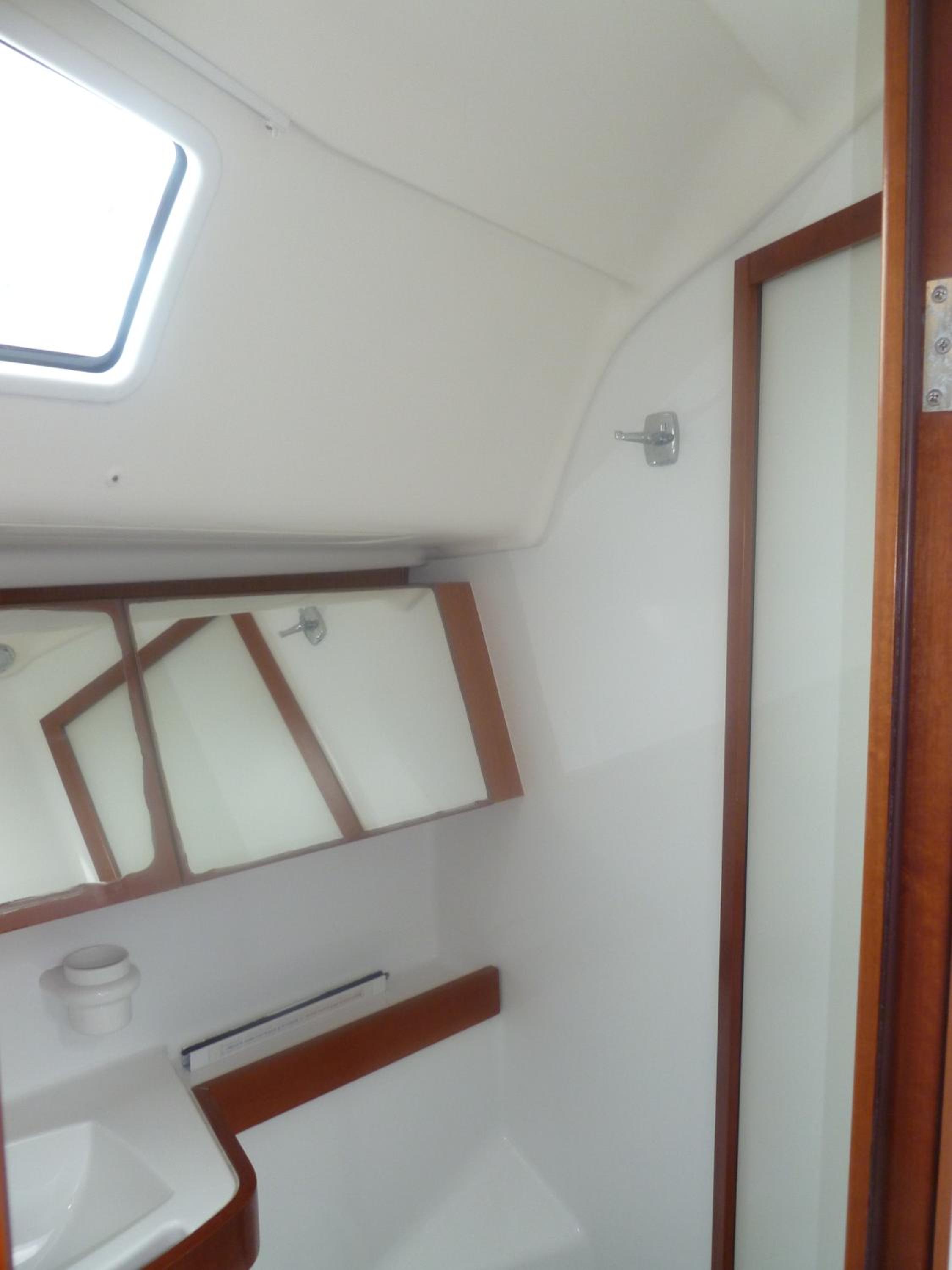 Cabin on Boat - Photo 4