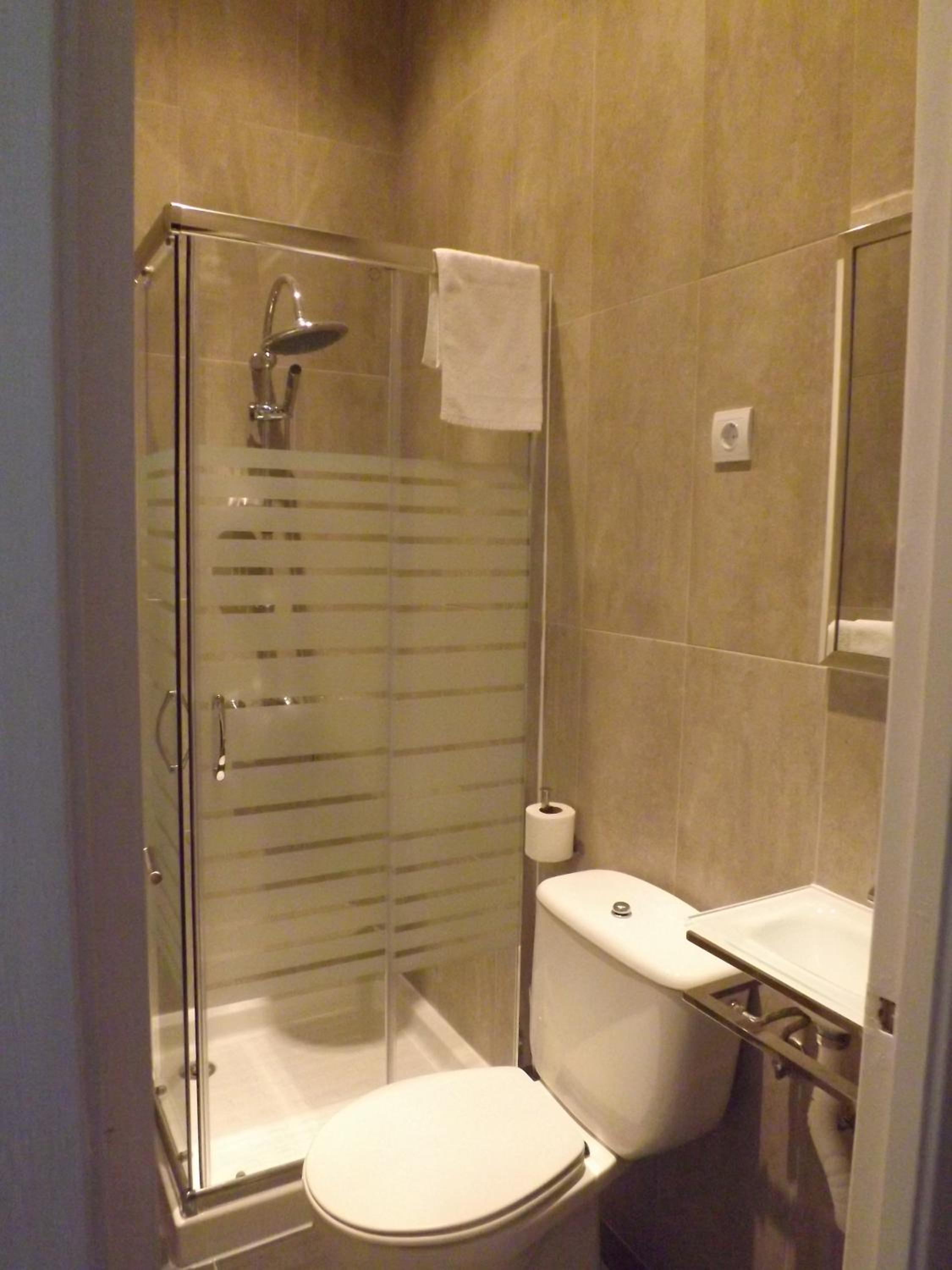 Double or Twin Room - Photo 7