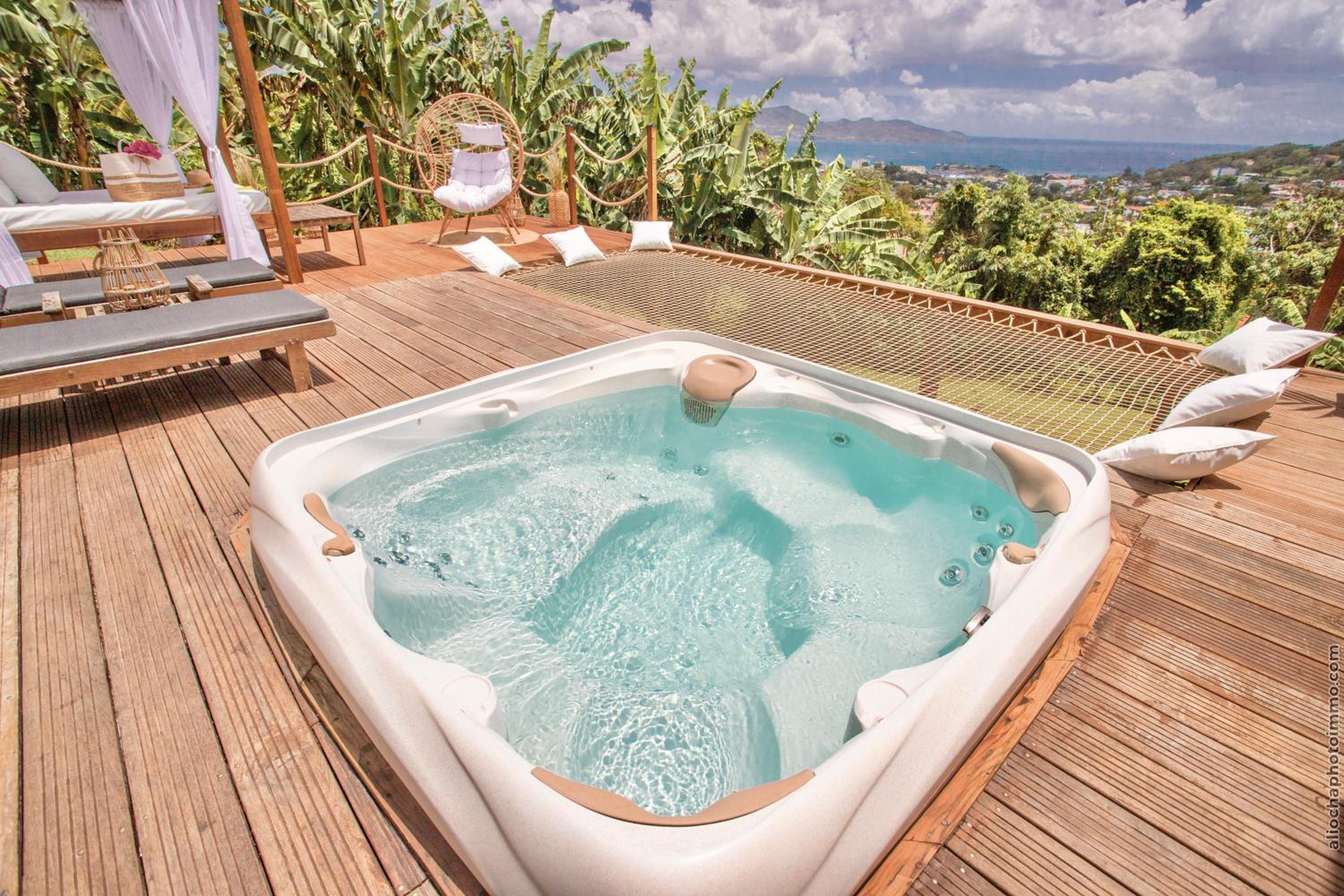Suite with Hot Tub