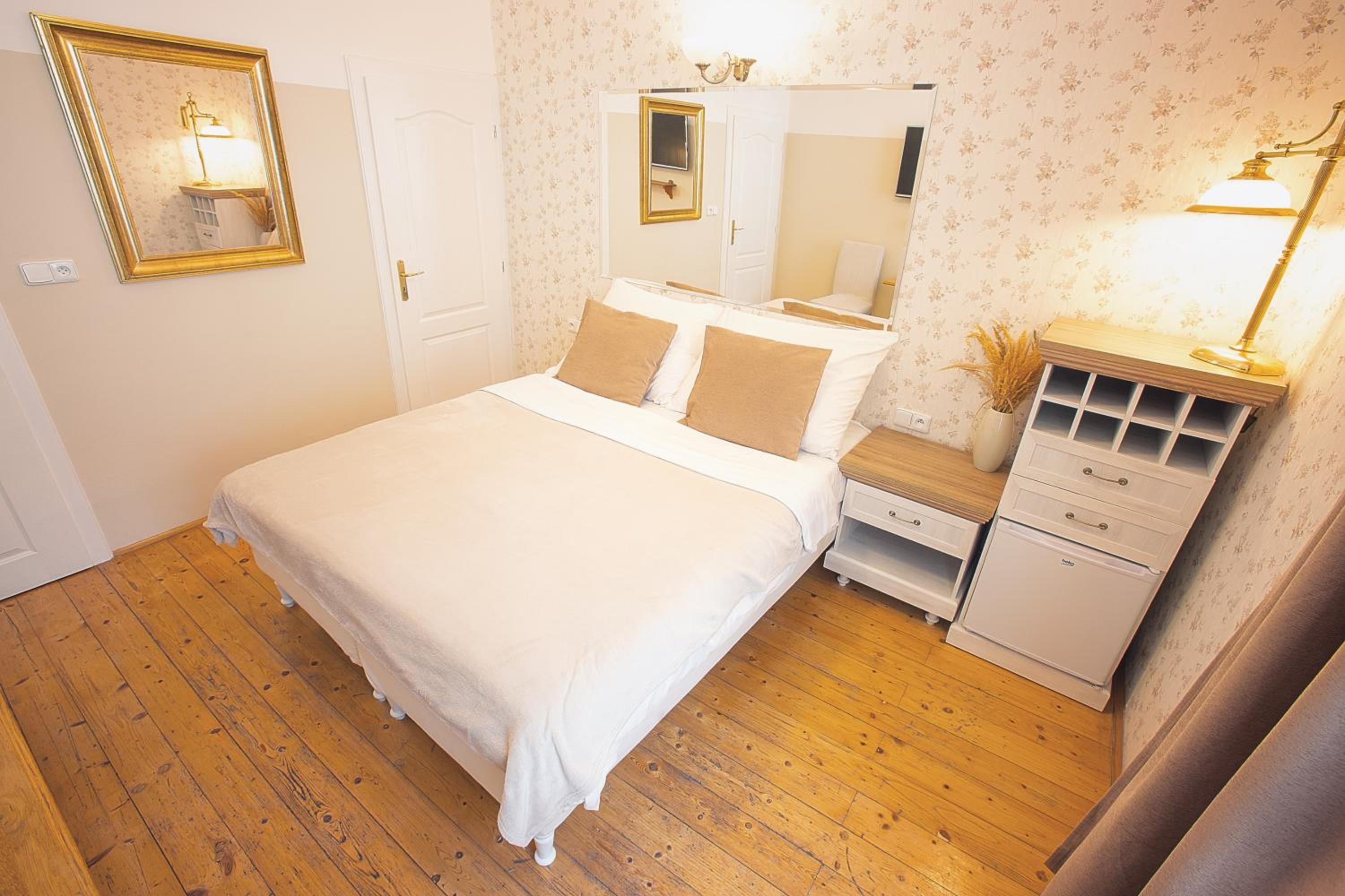 Double or Twin Room - Photo 4