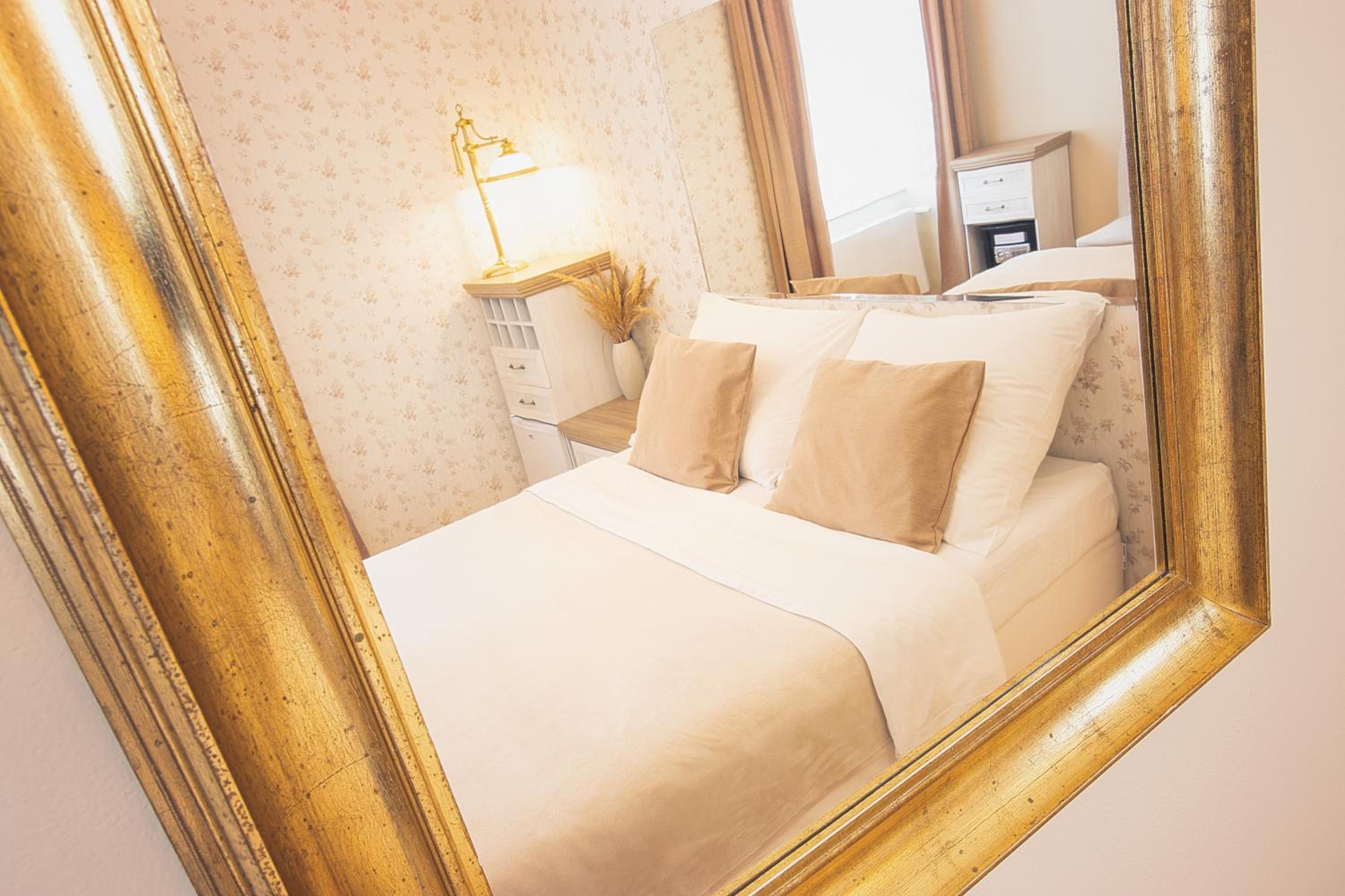 Double or Twin Room - Photo 7