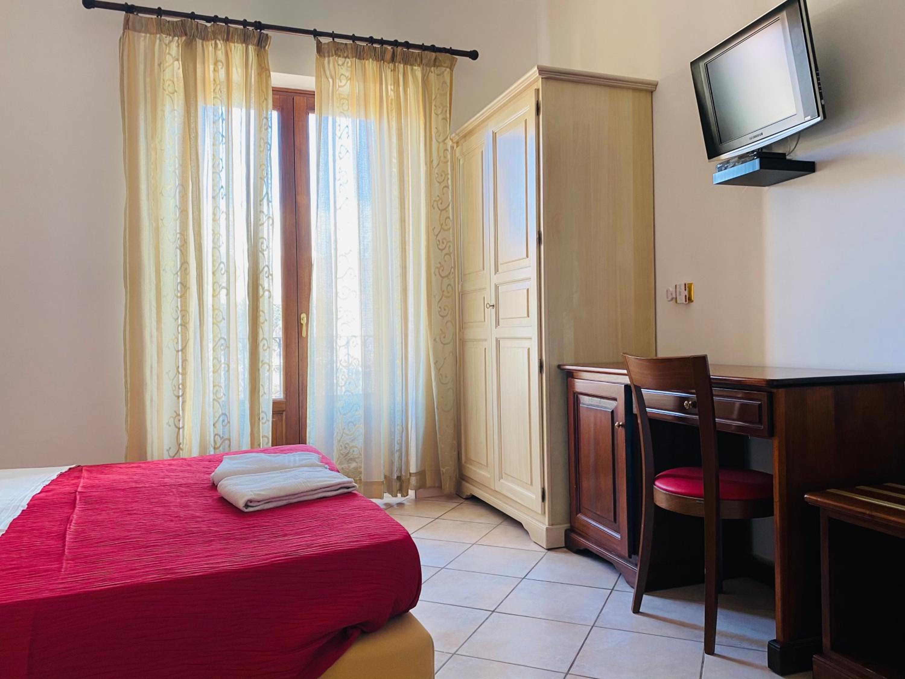 Double or Twin Room - Photo 6