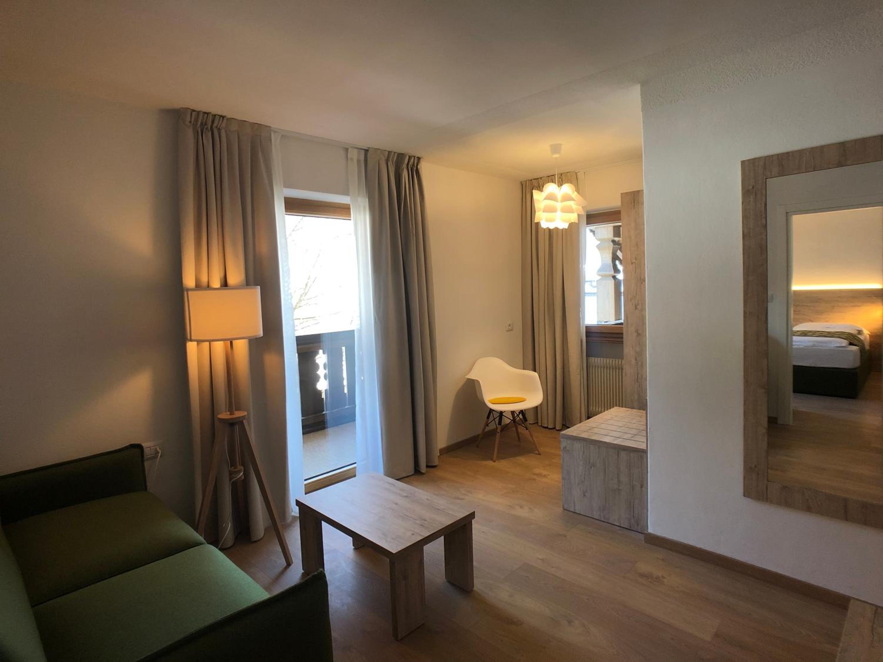 Deluxe Queen Suite with Spa Access - Photo 3