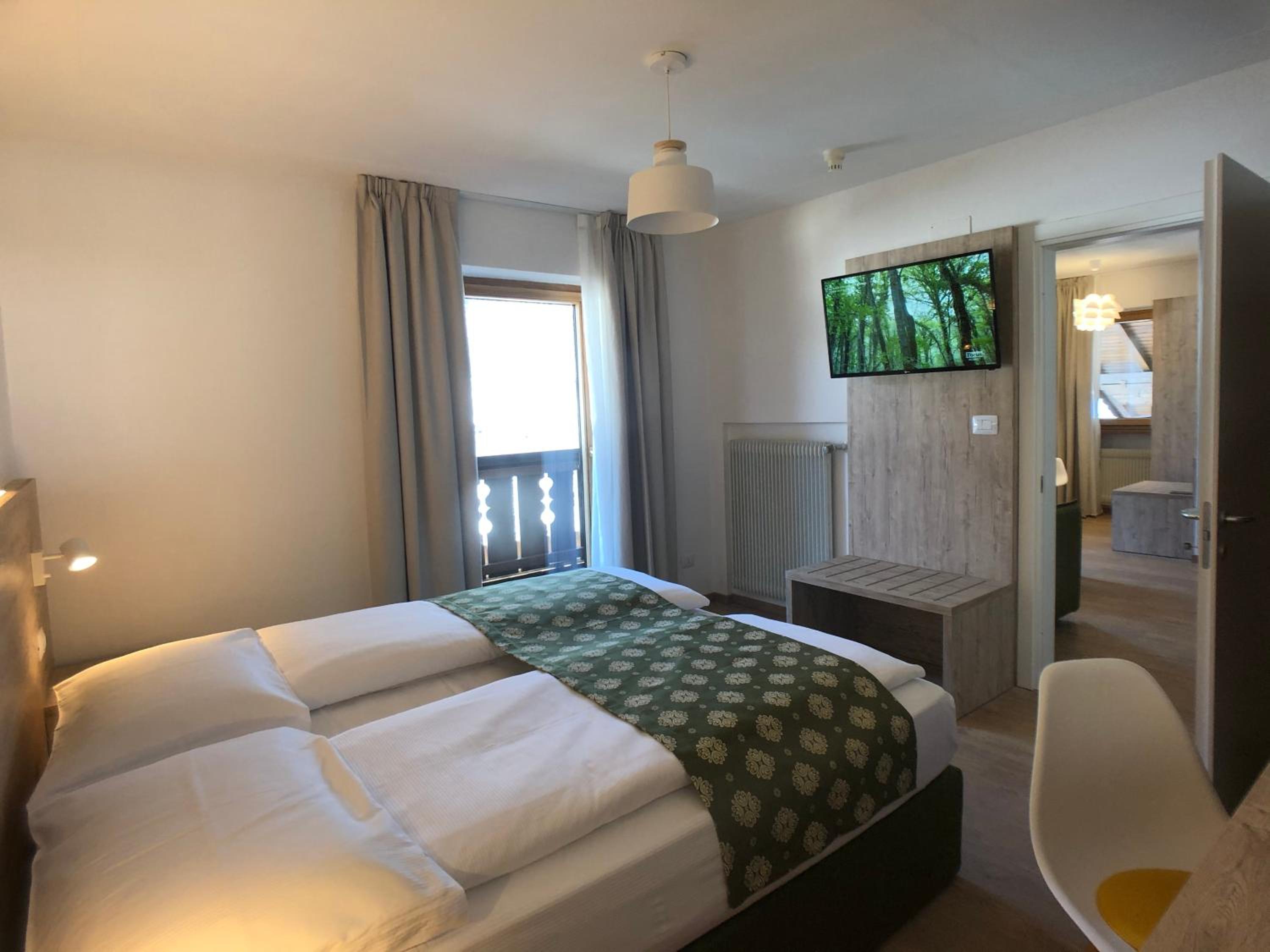 Deluxe Queen Suite with Spa Access - Photo 4